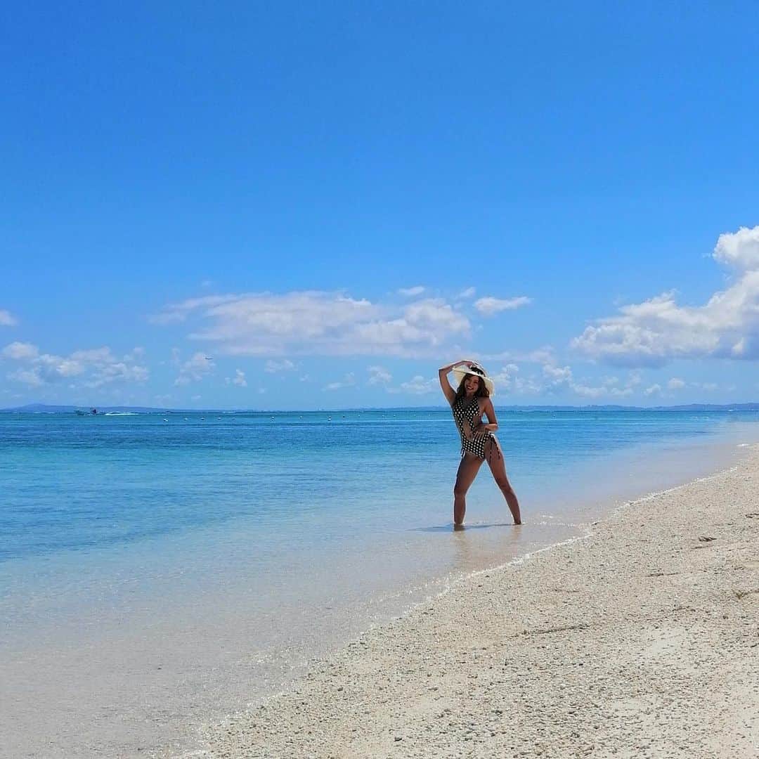 C‌Y‌B‌E‌R‌J‌A‌P‌A‌N D‌A‌N‌C‌E‌R‌S写真集【公式】のインスタグラム：「本日の『Yummy!』シルエットは...  遠〜く〜にいるかずへ〜ちゃん🌻 @watanabekazue   この日はものすごく日差しが強くて、メンバーさん&スタッフ一同、真っ黒に焼けました😂⛱  来週から『Yummy!』ニュースが増えてきますので、お見逃しなく！  ============================== CYBERJAPAN DANCERS写真集『Yummy!』 9月17日発売／宝島社 🔻好評予約受付中🔻 http://www.amazon.co.jp/dp/4299009045 ==============================  #yummy #yummyな夏 #cjd_yummy #cyberjapan #cyberjapandancers  #サイバージャパン #サイバージャパンダンサーズ #宝島社 #写真集 #👒」