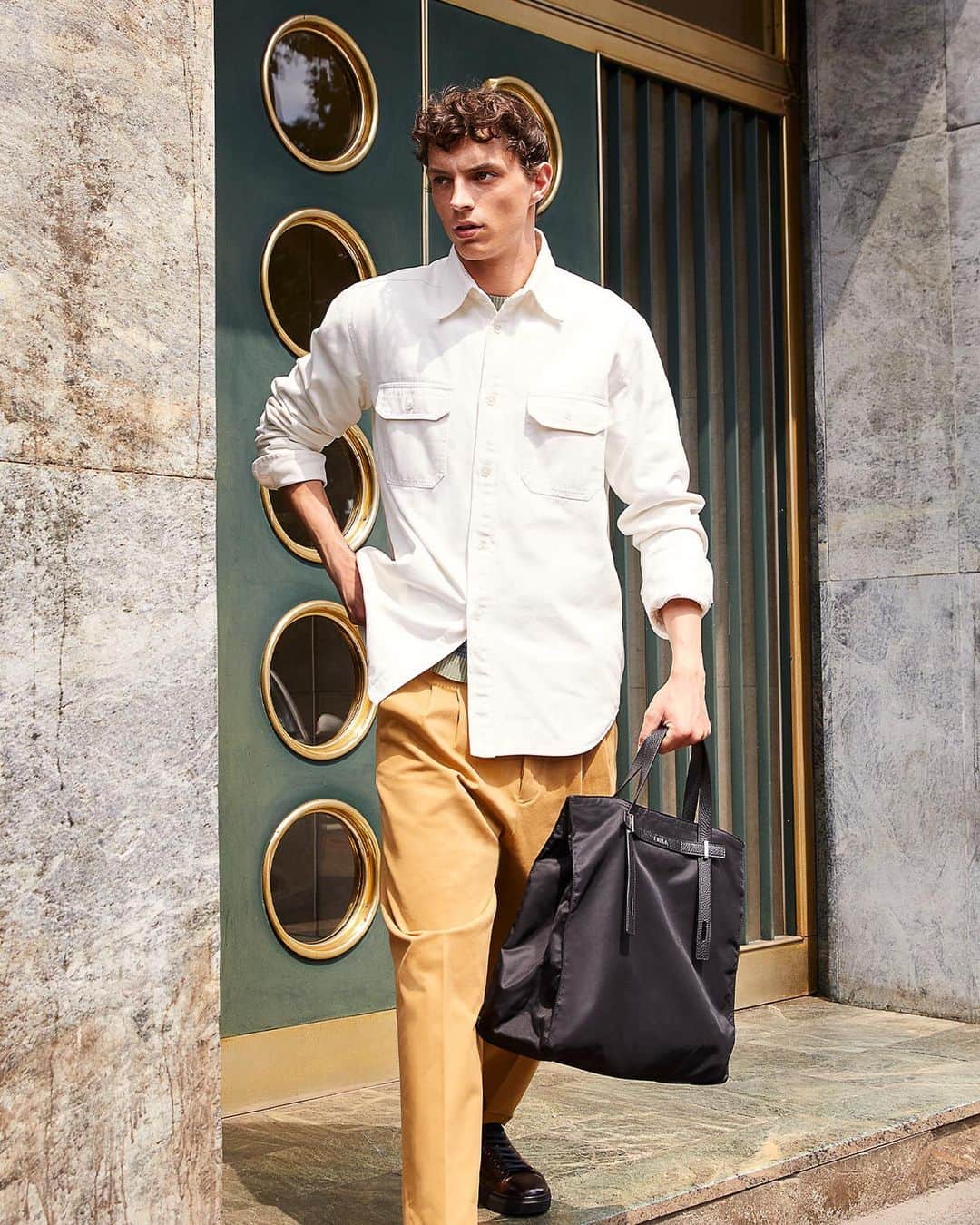 フルラのインスタグラム：「For a smooth, urban vibe, stay sleek with the Furla Man Giove Bag.  #thefurlasociety #furlafeeling #newcollection #furla #accessories #fashion」