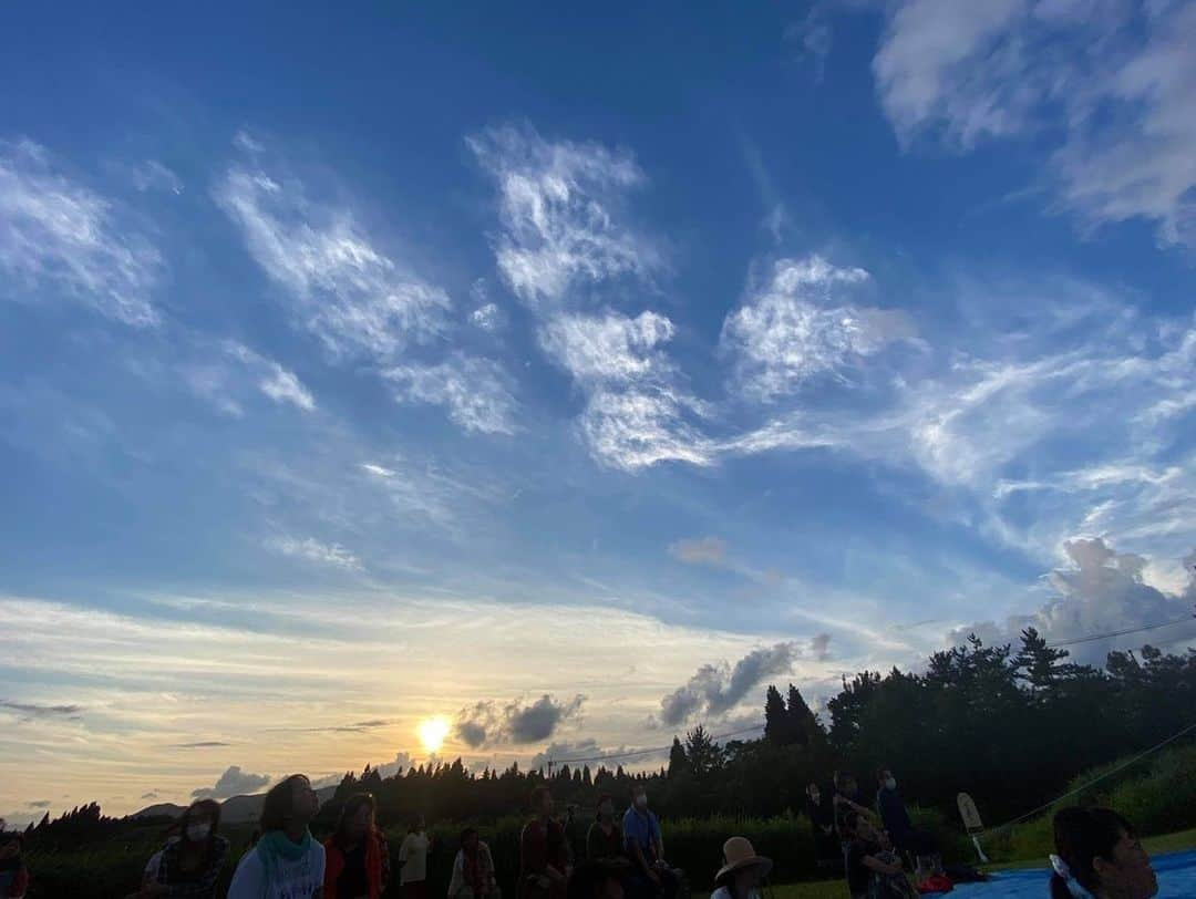 橋本昌彦さんのインスタグラム写真 - (橋本昌彦Instagram)「8月8日　 すべてがパーフェクト🌈  風　雲　光　満天の星々  奇跡は覚悟と信じる力によって 起こることを改めて 体感した1日でした😌  LIFE Education いよいよ　扉を開きました✨ https://www.lifeeducation.co/  ご参加くださった皆様 こころより　ありがとう🙏  #lifeいのち #葉祥明美術館 #葉山館長 #山下ルミナさん #橋本昌彦 #lifeeducation #上映会 #野外上映会 #ミラクル #perfectworld #beautiful」8月14日 19時32分 - masahikohashimoto