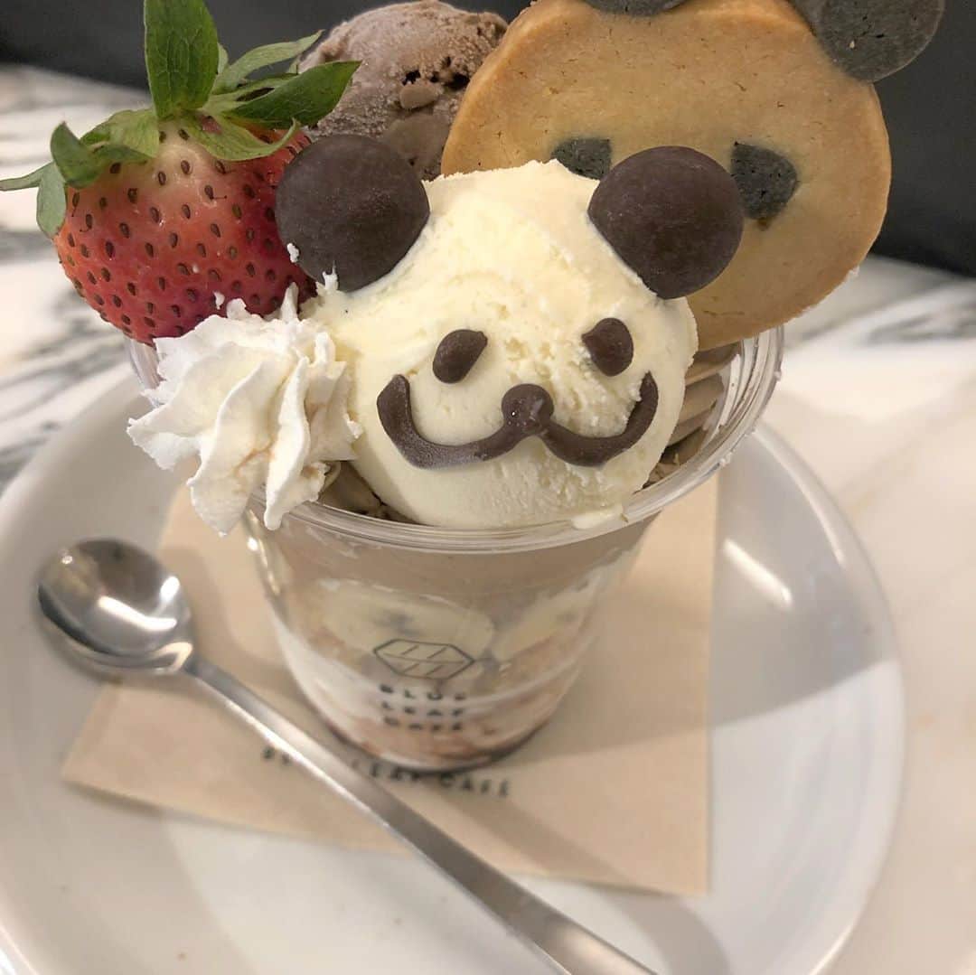 山田あかりさんのインスタグラム写真 - (山田あかりInstagram)「前に投稿したパンダパフェのカフェに行った時の写真🥰🌷  また行きたいなー🍰❤︎  大好きな趣味の旅行を禁止されてるからどこもいけなくて毎日行きたいところ保存する日々😂  いいんだ、我慢した分行けた時は絶対楽しいから！！！！(｡･ω´･｡)  最高に楽しいから！！！(｡･ω´･｡)  ってポジティブを意識して頑張ってる😂  今日は夜ご飯に大きなホッケ焼いたので食べます🐟♥  トップス @petale_official    #カフェ #可愛いカフェ #パンダカフェ #上野カフェ #上野グルメ #パンダグッズ #パンダ #カフェ巡り #カフェ好きな人と繋がりたい #トップス #韓国ファッション #レーススカート #レーススカートコーデ  #上野御徒町カフェ #cafe #穴場カフェ #看護師 #保健師 #旅行行きたい」8月14日 19時32分 - akari030201