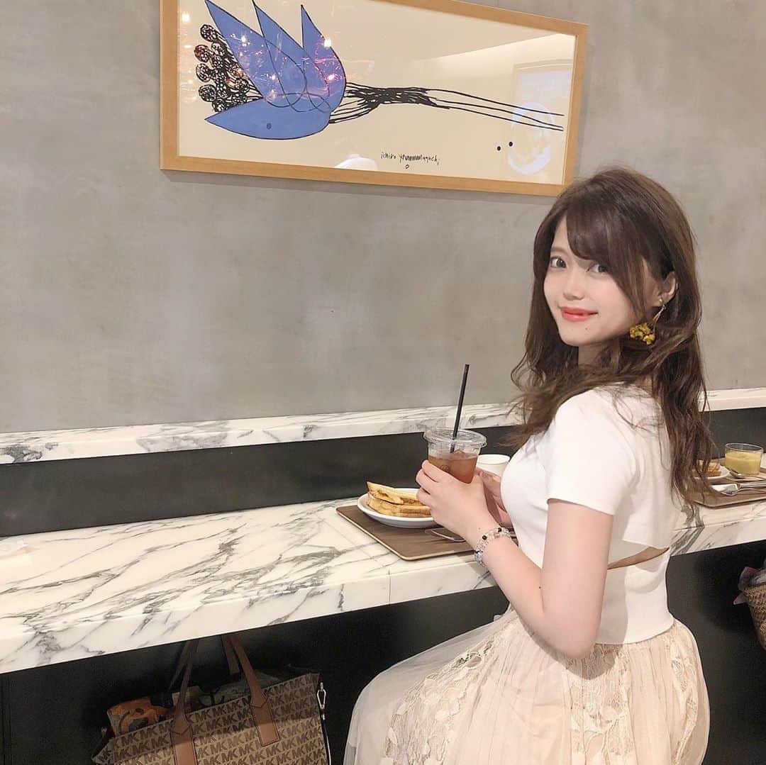 山田あかりさんのインスタグラム写真 - (山田あかりInstagram)「前に投稿したパンダパフェのカフェに行った時の写真🥰🌷  また行きたいなー🍰❤︎  大好きな趣味の旅行を禁止されてるからどこもいけなくて毎日行きたいところ保存する日々😂  いいんだ、我慢した分行けた時は絶対楽しいから！！！！(｡･ω´･｡)  最高に楽しいから！！！(｡･ω´･｡)  ってポジティブを意識して頑張ってる😂  今日は夜ご飯に大きなホッケ焼いたので食べます🐟♥  トップス @petale_official    #カフェ #可愛いカフェ #パンダカフェ #上野カフェ #上野グルメ #パンダグッズ #パンダ #カフェ巡り #カフェ好きな人と繋がりたい #トップス #韓国ファッション #レーススカート #レーススカートコーデ  #上野御徒町カフェ #cafe #穴場カフェ #看護師 #保健師 #旅行行きたい」8月14日 19時32分 - akari030201