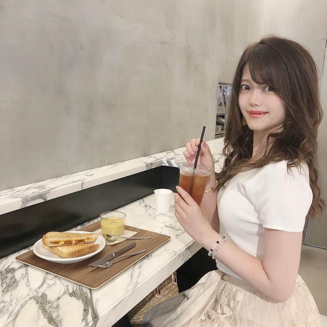 山田あかりさんのインスタグラム写真 - (山田あかりInstagram)「前に投稿したパンダパフェのカフェに行った時の写真🥰🌷  また行きたいなー🍰❤︎  大好きな趣味の旅行を禁止されてるからどこもいけなくて毎日行きたいところ保存する日々😂  いいんだ、我慢した分行けた時は絶対楽しいから！！！！(｡･ω´･｡)  最高に楽しいから！！！(｡･ω´･｡)  ってポジティブを意識して頑張ってる😂  今日は夜ご飯に大きなホッケ焼いたので食べます🐟♥  トップス @petale_official    #カフェ #可愛いカフェ #パンダカフェ #上野カフェ #上野グルメ #パンダグッズ #パンダ #カフェ巡り #カフェ好きな人と繋がりたい #トップス #韓国ファッション #レーススカート #レーススカートコーデ  #上野御徒町カフェ #cafe #穴場カフェ #看護師 #保健師 #旅行行きたい」8月14日 19時32分 - akari030201