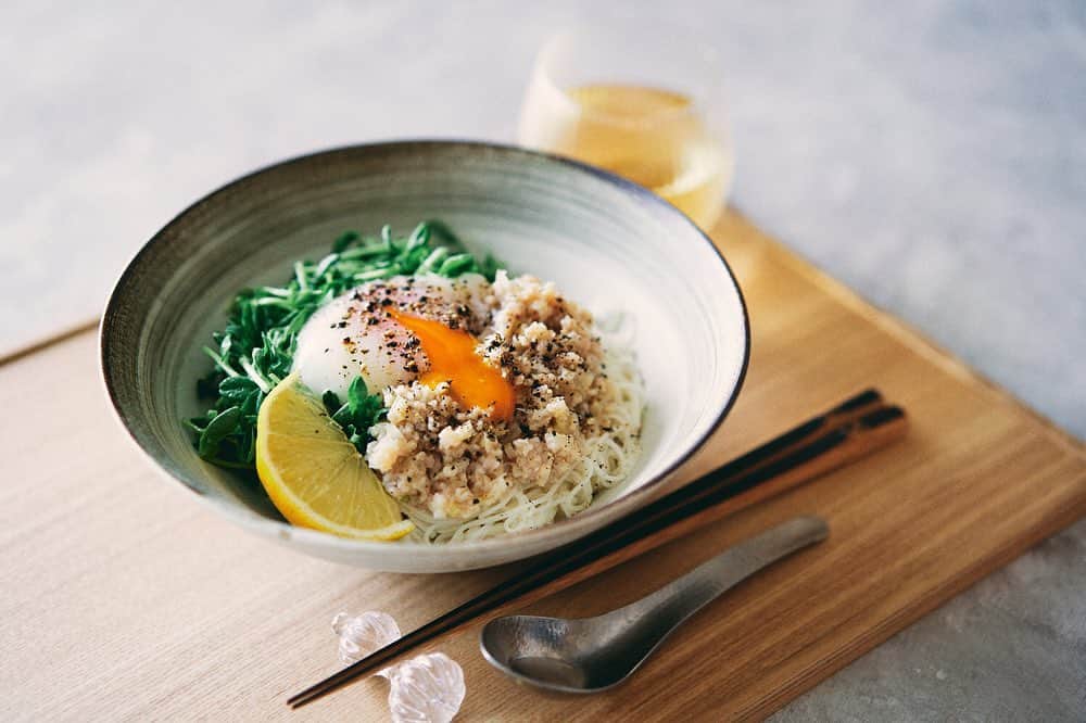 のインスタグラム：「夏のお昼ごはんに♪15分でできる「塩麹そぼろのそうめん」﻿ ーーーーーーーー﻿ 夏に常備しておくと﻿ 助かる食材の1つといえば、﻿ 「そうめん」。﻿ ﻿ 今回は塩麹だけで味付けした﻿ 「塩麹そぼろのそうめん」の﻿ レシピをご紹介します！﻿ ﻿ 具材は電子レンジでチンすればOK♪﻿ 15分でささっとできるので、﻿ 暑い夏のお昼ごはんにいかがですか？﻿ ﻿ ーーーーーーーー﻿ 📝塩麹そぼろのそうめん﻿ ーーーーーーーー﻿ 〇材料（2人分）﻿ そうめん…3束﻿ 豆苗…1/2袋﻿ 温泉卵…2個﻿ レモン…1/4個﻿ 粗挽き黒胡椒…少々﻿ ﻿ 《塩麹そぼろ》﻿ 鶏ひき肉…120g﻿ #生塩こうじ麹の花 …大さじ3﻿ ネギ…1/4本﻿ 生姜…2片﻿ ごま油 …大さじ2﻿ ﻿ ーーーーーーーー﻿ ◯作り方﻿ ①ネギと生姜はみじん切りにする。豆苗は2cm幅に切る。レモンはくし切りにする。﻿ ﻿ ②耐熱ボウルに《塩麹そぼろ》の材料を入れて、混ぜる。ラップをふんわりとかけて、電子レンジ600Wで2分加熱する。一度取り出して軽く混ぜたら、再度1分加熱する。﻿ ﻿ ③そうめんを表示通りにゆで、ザルにあげたら流水でぬめりを取る。手でそうめんを押して、しっかりと水気を切る。﻿ ﻿ ④お皿にそうめん、塩麹そぼろ、豆苗、温泉卵をのせ、黒胡椒をかけて、レモンを添える。﻿ ﻿ 💡召し上がるときに和えながら食べると、おいしくいただけます。﻿ ﻿ ーーーーーーーー﻿ #生塩こうじ麹の花 は、﻿ 麹由来の酵素の力で﻿ 食材の豊かな旨みを﻿ 引き出してくれます。﻿ ﻿ 今回は、あっさりとした鶏肉に﻿ 塩麹の甘味とまろやかさが加わって﻿ 手軽ながらも深みのある味わいに。﻿ ﻿ たっぷりの生姜が﻿ 味のアクセントにもなり、﻿ 暑い夏でも食べやすく、﻿ 満足感もありますよ。﻿ ﻿ 麺はひやむぎや冷凍うどんなど、﻿ 他の麺類もおすすめです✨﻿ ﻿ #塩麹そぼろのそうめん #塩麹 #発酵生活 #そうめん #素麺 #麺類 #ていねいな暮らし #ファインダー越しの私の世界 #料理写真 #料理好きな人と繋がりたい#instafood #foodstagram #foodpic #delish #クッキングラム #レシピ #簡単レシピ #おうちごはん #ひかり味噌 #hikarimiso #おうち時間」