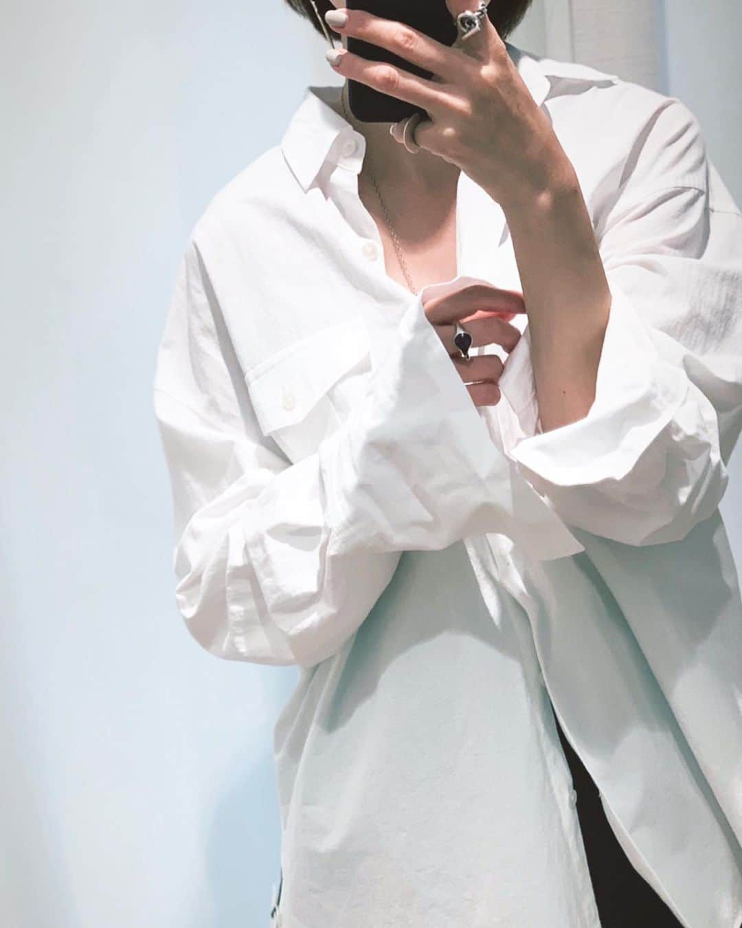 二ノ宮和佳子のインスタグラム：「Big shirt @aewen_matoph   程よい厚みとドライタッチな風合いが特徴のコットンリネン地に、ワッシャー加工を施した生地 とりあえず大きなメンズなの⁉︎みたいなビックサイズシャツが欲しくて作りました ビックサイズだからこそできる程良い肌見せが女性らしくて好きです アクセを覗かしたりそんな着こなしがオススメ 羽織にもなるので、これからの季節に役立つアイテムですよ  #aewenmatoph #イウエンマトフ #whiteshirt」
