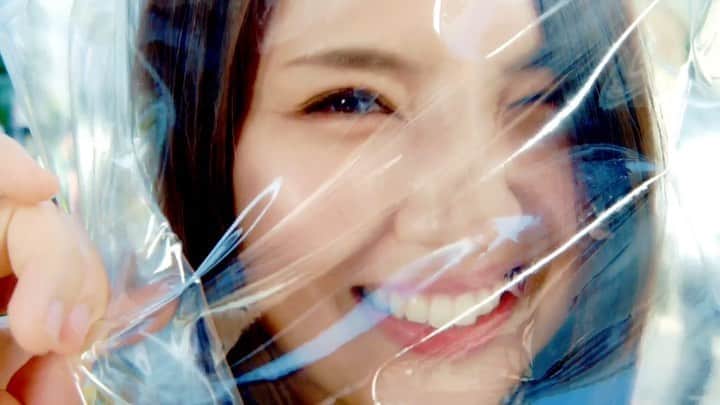 阿部真央のインスタグラム：「‪🎉New Music Video🎉‬  ‪配信中の新曲「Be My Love」のミュージックビデオが公開されましたー🙋‍♀️✨‬ ‪顔顔顔！で、恥ずいです！笑‬  ‪YouTubeへGo🏃‍♀️💓‬ ‪是非観てください🎶‬  New Video was released on my YouTube channel💓‬  ‪まおより‬  ‪#阿部真央 #あべま #新曲 #BeMyLove ‬」