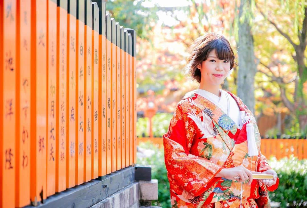 京都神社婚のインスタグラム：「京都神社婚は、衣装・着付け・ヘアメイク・当日のアテンド・写真撮影およびデータ・アルバムなど必要なものを全てセットで含んだサービスです◎ ・ ・ ・ お気軽に、挙式のこと、ご相談ください◎ ・ ・ ・ ・ #Kyoto#京都#Japan#和装#着物#色打掛 #京都神社婚#和婚#神前式#神社挙式#結婚式#結婚#wedding#ウェディング#ブライダル#bridal#bride#結婚準備#結婚式準備#花嫁準備#プレ花嫁#花嫁#instawedding#幸せ#weddingphotographer#撮影#スタジオゼロ」