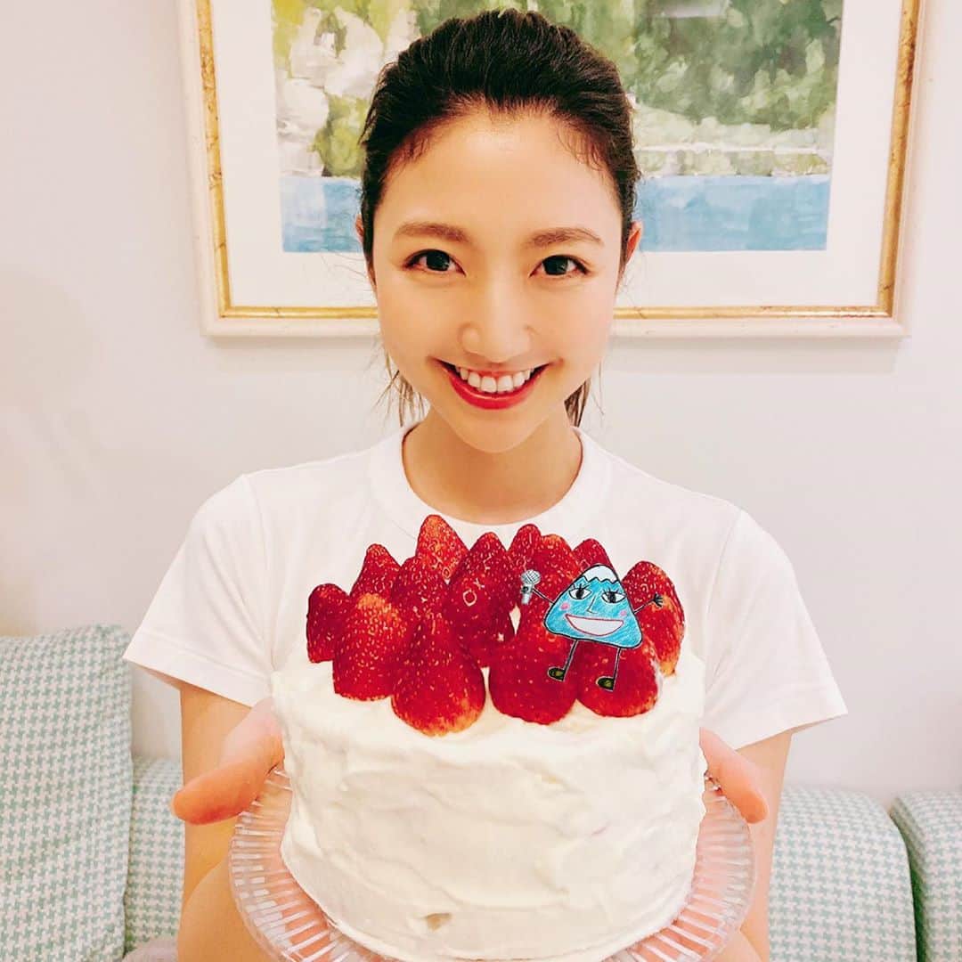 フジテレビアナウンサーのインスタグラム：「森さんありがとうございます。 夜型の生活も慣れてきましたが、 それでも明け方4時就寝の生活リズムだと体と心のバランスに不安になることも多々あります。 なので健康を第一に、食生活の管理としてお弁当生活を続けています！ 感染拡大によって以前より自宅で過ごす時間が増えたので、 大好きなスイーツも自分で作ることが増えました。 5月のお誕生日には、ケーキを手作りしてみました！ 今後も新型コロナウイルスとの戦いは続きますが、 新しい日常においても、 希望を持って新たな気づきや喜びを見出していきたいですね。 ✳︎✳︎✳︎ バトンは谷岡アナに繋ぎます！ 谷岡さん、ノンストップのダイエット企画で頑張っている姿が印象的でした！ 今も続いていますか？？  #フジアナむすび #三田友梨佳 #フジテレビアナウンサー」