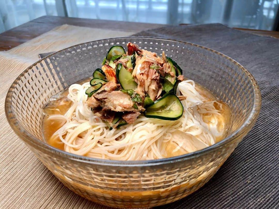 馬場裕之さんのインスタグラム写真 - (馬場裕之Instagram)「サバ缶素麺🐟  火も使わず 10分あればできちゃう 簡単レシピです😍  YouTube「馬場ごはん」 にてご視聴くださいー😸 . ▷ @hiro88 ◁ ⇧⇧⇧⇧⇧⇧⇧ こちらをクリック😻  『材料』 素麺100g 鯖味噌煮缶1缶 きゅうり1本 みょうが1個 大葉5枚 生姜1g アーモンド6粒 麺つゆ大さじ1（2倍濃縮） 氷適量  #新しい日常  #一緒にやってみよう #おうちごはん  #吉本自宅劇場  #馬場ごはん #そうめん」8月14日 19時37分 - hiro88