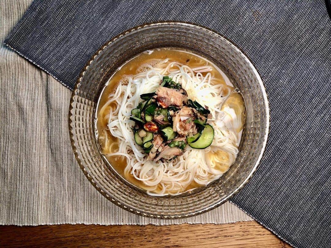 馬場裕之のインスタグラム：「サバ缶素麺🐟  火も使わず 10分あればできちゃう 簡単レシピです😍  YouTube「馬場ごはん」 にてご視聴くださいー😸 . ▷ @hiro88 ◁ ⇧⇧⇧⇧⇧⇧⇧ こちらをクリック😻  『材料』 素麺100g 鯖味噌煮缶1缶 きゅうり1本 みょうが1個 大葉5枚 生姜1g アーモンド6粒 麺つゆ大さじ1（2倍濃縮） 氷適量  #新しい日常  #一緒にやってみよう #おうちごはん  #吉本自宅劇場  #馬場ごはん #そうめん」