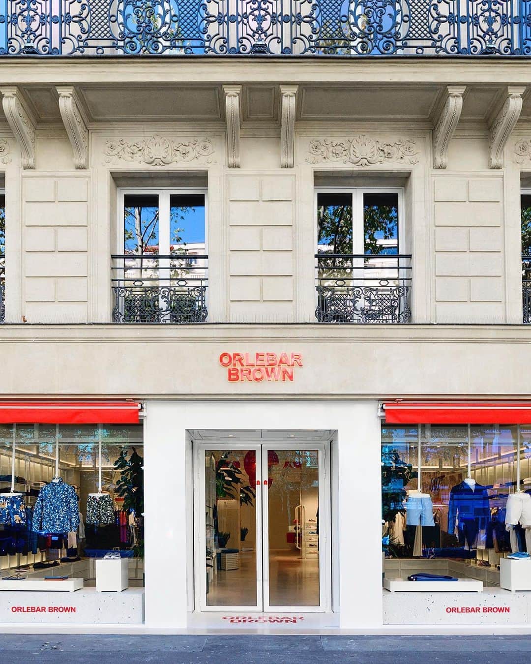 オールバーブラウンのインスタグラム：「Situated on one of the four ‘Grands Boulevards’, Boulevard de la Madeleine, our first Paris location, is awaiting your arrival. Explore our Insta-worthy store interior that takes inspiration from opulent Miami hotels. Plus, a hidden gem awaits at the back of the vicinity — a classic Riviera day boat, nodding to our love of the ocean.  📍 Location: Boulevard de la Madeleine (store details found via the link in bio)🗼  #DoseOfSun #OrlebarBrown #OBsAroundTheWorld」