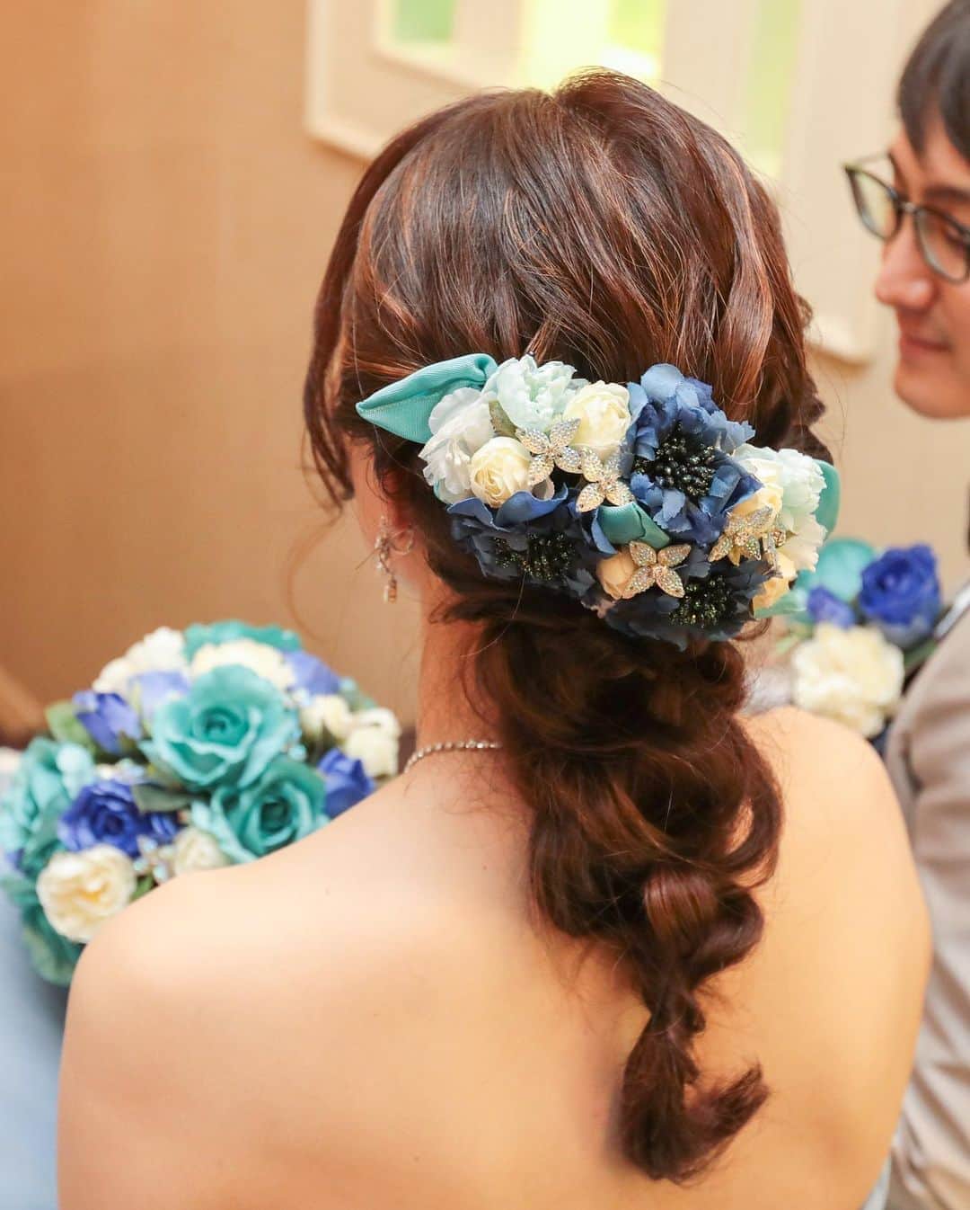 楽婚【公式】Instagramさんのインスタグラム写真 - (楽婚【公式】InstagramInstagram)「.﻿ ♡カラードレスコーディネート﻿ ﻿ ブーケとヘッドピースをブルーで合わせて﻿ 上品にまとめたスタイル♡﻿ 新婦さまの柔らかな雰囲気とマッチして﻿ とっても素敵！﻿ ﻿ ﻿ ♥楽婚の先輩カップル：Shotaro & Megumi﻿ 会場：#新横浜国際ホテル﻿ ﻿ ﻿ ﻿ @rakukon をフォローして﻿ 『#楽婚』をつけて、﻿ お写真の投稿大歓迎♡﻿ 公式IGでリグラムされるかも！？﻿ ﻿ Webでご予約はTOPのURLより♡﻿ ⇒@rakukon﻿ .﻿ #楽婚 #rakukon #ベストアニバーサリー﻿  #ベストブライダル﻿ #wedding #ウェディング﻿ #フォトウェディング﻿ #プレ花嫁 #卒花﻿ #日本中のプレ花嫁さんと繋がりたい﻿ #プラコレ #marryxoxo﻿ #ウエディングニュース﻿ #花嫁 #卒花嫁 #2020年夏婚﻿ 2020年秋婚 #2020年冬婚﻿ #2021年春婚 #2021年夏婚﻿ #式場探し#ナチュラルウェディング﻿  #オリジナルウェディング﻿ #結婚式準備 #結婚式場#weddingdress﻿ #Weddingphoto﻿ #ウェディングドレス﻿  #ブライダルネイル」8月14日 19時47分 - rakukon