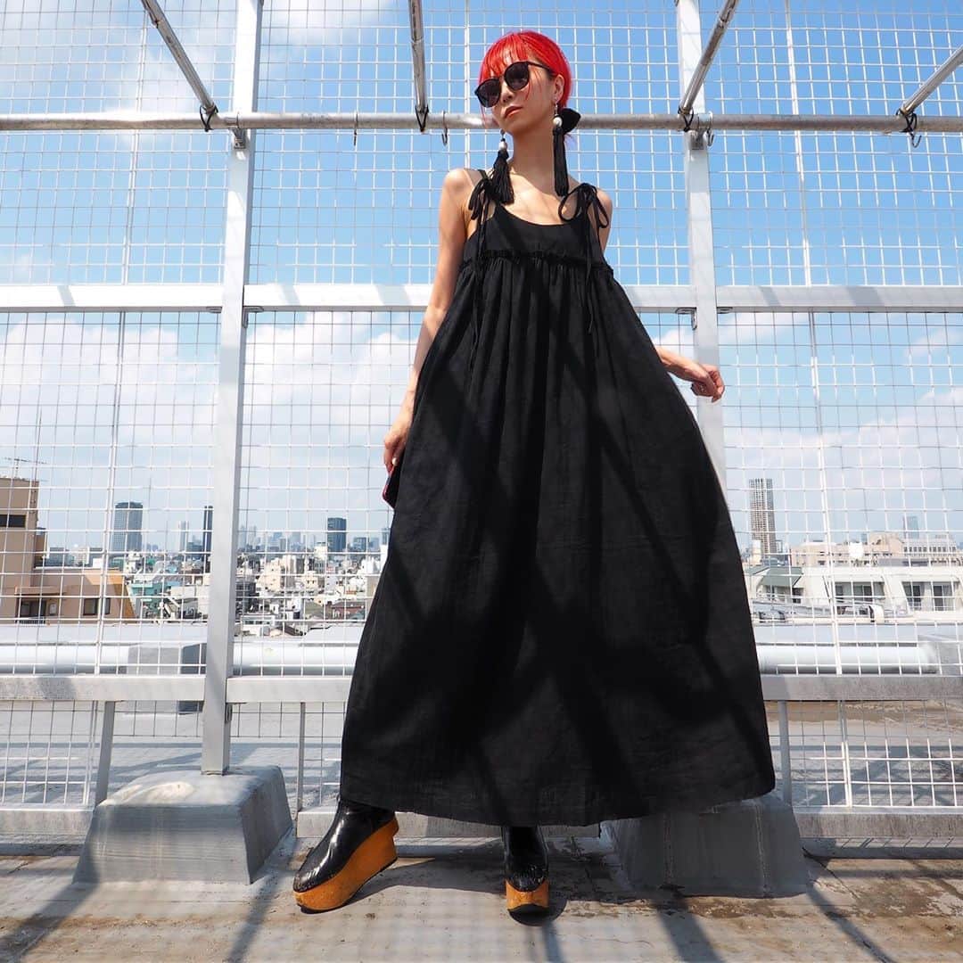 si ouxのインスタグラム：「ゆったりガーゼのキャミワンピ、作ってみた！ふわふわやわらかで涼しいです。ストラップの紐でアレンジたのしめる🎀﻿ はじめて裁断から縫製などまでひとりで全部やった。﻿ たのしいけど大変！けどたのしい。うれしい。﻿ うきうきすぎて徹夜明けそのまま着て出掛けちゃったし。﻿ 全身使って身体バキバキ。でもね、これだ、この感覚、すべてが最高な感じがする。﻿ ﻿ そして、いつも制作手伝ってくれるみんなへの感謝の気持ちがこれまでにも増して、増し増しになった。﻿ ﻿ #きょうの太陽浴 ﻿ ﻿ dress #upaborn﻿ shoes #viviennewestwood ﻿ eyewear #sansea﻿ earrings #upaborn﻿ ﻿ ﻿ ﻿ ﻿ ﻿ #selfportrait #自撮り #セルフポートレート #olympus #epl7 #olympuspen #olympusepl7 #mzuikodigitaled9_18mm #selfie #selfies #redhair #redhaircolor #redhaired #赤髪 #レッドヘアー」