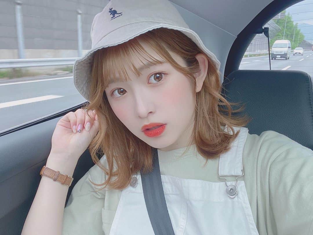青木菜花のインスタグラム：「.﻿ .﻿ インスタさぼりぎみでした、、🥺﻿ SNS更新頑張る！！﻿ ﻿ この間ドライブしたときの写真でも﻿ 載せよう〜〜！﻿ 眉毛サロンに行ってきてまつパしてもらってからメイクが楽ちん🥰﻿ ﻿ みんなは夏休み中かな？何するのーーー？🤔🌷﻿ .﻿ . #セルフィー #ドライブ #バケハ #オレンジメイク #オレンジリップ #オーバーオール #instalike #instagram #instapic #instagood #lfl #l4l」