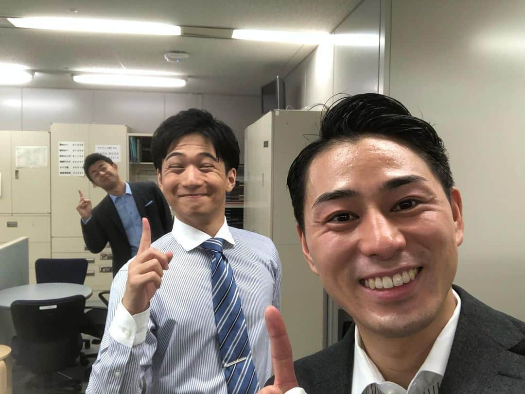 木村拓也のインスタグラム：「今週水曜日のit!の天気コーナーを担当してくれた德田アナです！ 　 　 あれ、、、後ろは？  #德田総一朗 アナ #榎並大二郎 アナ」