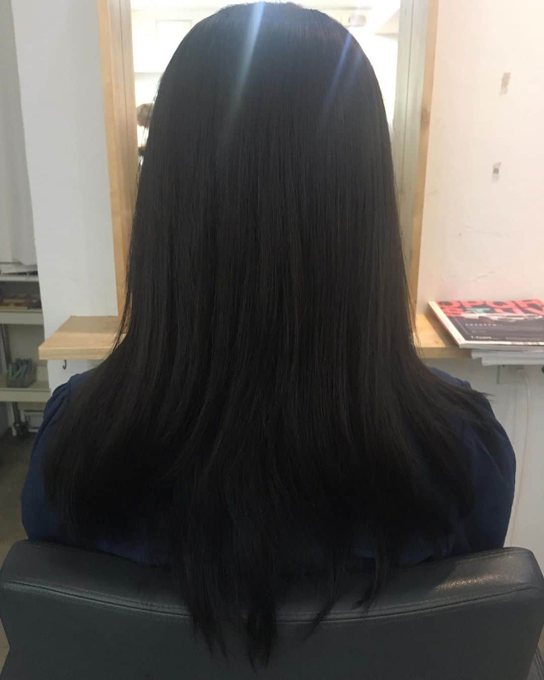 佐藤円香のインスタグラム：「ここ最近で一番の暗髪にしてきました😊  ほぼ黒( ¨̮ )♥  綺麗に伸ばしてヘアドネーションしようかな、と最近思い始めました☺️✨  ここ最近、暑い毎日が続いてますね😨 喉が乾く前に水分補給。 熱中症対策、気をつけましょうね⸜( ･ᴗ･ )⸝  焼きたくない方は、こまめに日焼け止めも忘れずに(  ˊᵕˋ )…   #暗髪 #美容院 #美容室 #カラー #暑いね #黒髪 #ヘアドネーション #夏 #早く終われ」