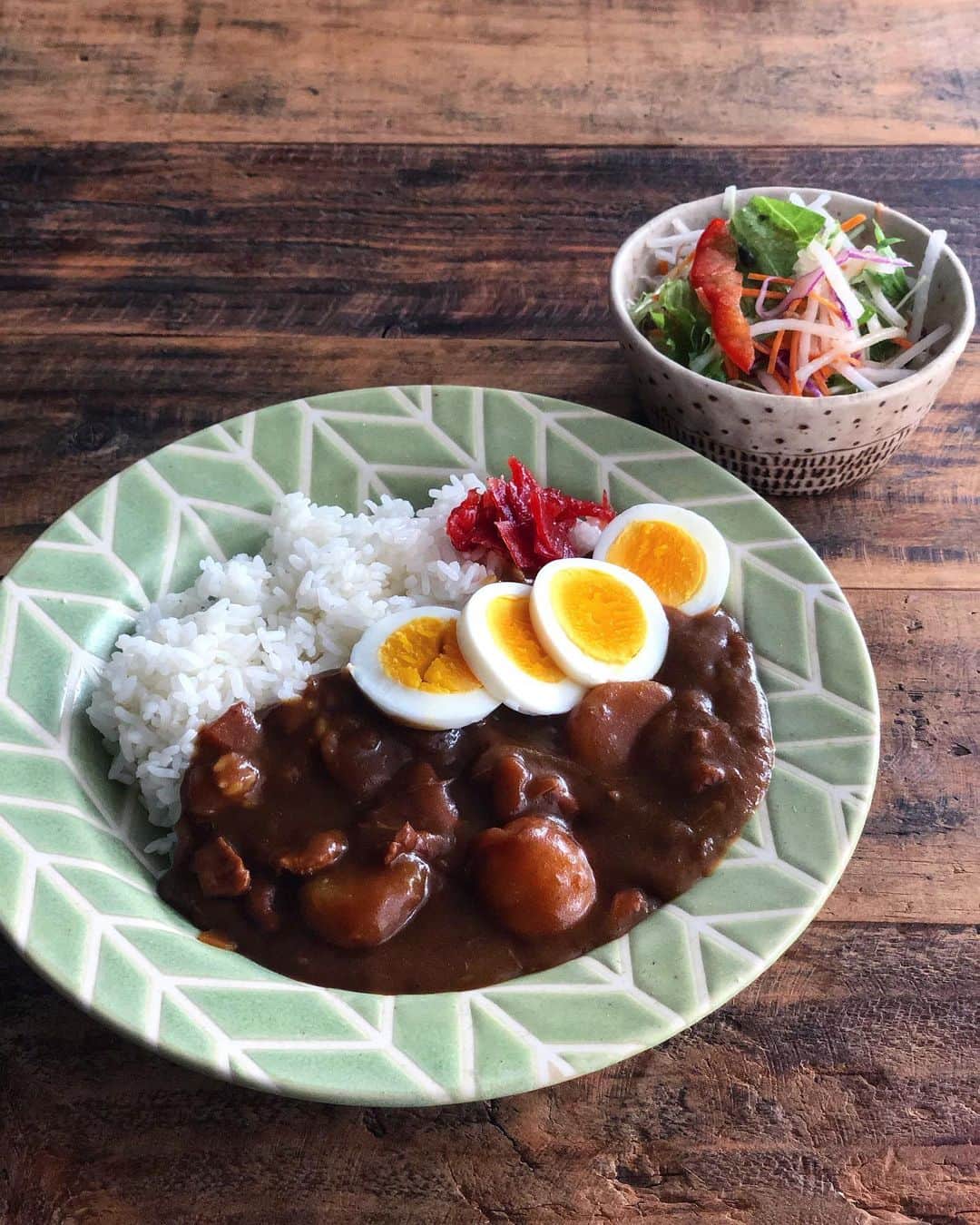 chaako ちゃあこのインスタグラム：「2020.8.14 * * 普通のカレーでこんばんは。 お久しぶりです٩(●˙▿˙●)۶ * 旦那の転勤の話、ストーリーでしか言ってない事に最近気づきました(笑) * 先月の七夕の日に、旦那の福岡転勤が決まって、そこから怒涛の日々を過ごしまして… * 結局福岡に引っ越したのは先週。 本当は8月1日とかが良かったけど、旦那が「月末月初は忙しいから無理」とか言い出すもんだから、こんなに遅くなりました(๑¯ω¯๑) * てかね、本当に物件が無くて。 社宅扱いになるから、会社から出される条件と、うちの最低限の条件で探して探して… 無い(笑)マジで無かった( ꒪Д꒪) * うちの最低限の条件なんて、駐車場があって、2階以上。 これだけ。まぁ出来ればペット可の物件で… * このペット可の条件を入れた途端に、物件数が減る減る(笑) * なので、最初はペット可も条件に入れて探してたけど、このままじゃ家無し夫婦になりそうだったので、ペット可も外して。 * でもね、それでも無くて( ˃ ⌑ ˂ഃ ) やっと見つけても、何かしらが引っかかってきちゃって。 * 駐車場が無いとか、うちの車の高さじゃ入りませんとか、もう申し込みが入ってますとか、通勤時間が会社の規定に合わないとか、敷金礼金とか家賃の金額も会社の規定に合わないとか、もう本当に鬱になりかけてました。いや、なってた(´ㅂ`;) * 普段は間取りとか見るの大好きなのに、もう見たくなくなってきて。夢の中でも物件探してたからね(笑) * でも、なんやかんやで何とか見つかりました。 結局ペット可の物件(笑) ペット可外して探してたけどね。 これはわんちゃん、飼わなくちゃかな(๑′ᴗ‵๑) * こんなに物件が無いのもコロナのせい。 3月〜6月にコロナのせいで転勤や引っ越しが出来なかった人達が７月に入って動いてるらしくて。 * 例年に比べて物件がめっちゃ少ないですってハッキリ言われたし… * コロナめ〜〜〜(°ㅂ°҂)許さん！ * 区役所に転入届出しに行ったら、福岡市民になったらもらえる封筒貰って、その中に野球観戦チケットの引換券が入ってたのですが、それもコロナのせいで、今年と来年は実施してません、と。 * コロナ〜〜〜(°ㅂ°҂) いや、仕方ないけどね。 何かとコロナが憎いのは私だけ？(笑) * 福岡は長崎よりも、コロナの感染者が多いので、より気をつけて生活したいと思います。 * 諫早を引っ越す前日、旦那と諫早神社に最後の挨拶をしに行きました。 * 最後に行っておきたいお店はあったのだけども、これもコロナのせいで諦めて…せめて神社だけでもと。 * 諫早は平和だったな。福岡がアグレッシブなだけに(笑)今思えば、たった4年しか住んでなかったのですが、もっと住んでた様な感覚もします。 * 華奈ちゃんとの最後の濃厚な時間を過ごしたのも諫早だったし。それを思うと、住んでたマンションを出るのが寂しかったり。今住んでるとこには、華奈ちゃんとの思い出が無いので寂しい… * 私の予想では、最低でも6年は住むだろうなーって思ってたから、4年とはびっくり(笑) * またいつか、遊びに行けたらなと思います٩̋(ˊ•͈ ꇴ •͈ˋ)وアイユタカも買いに行かなきゃ♡ * まだ全然荷ほどきが終わってないので、頑張ります( ꒪Д꒪)器もよく使うのしか出してない(笑) * 諫早の時と同様、引っ越して初めて作る料理はカレーにしてみました♡ * 長くなってすみません(๑°⌓°๑) 久しぶりのインスタでウキウキしちゃいました(￣m￣*) ほとんど愚痴だけどね(笑) * * *」
