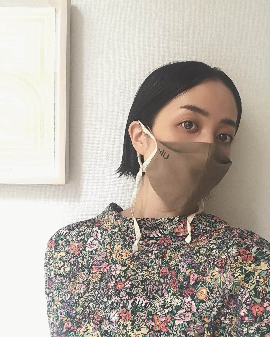 濱中鮎子のインスタグラム：「@uhruhruhr  からマスクを発売します。  マスク、、いろんなことを考え過ぎて今になりましたが、ネガティブを吹き飛ばし、楽しみながら作りました。  そしてこのマスクを発端に “Uhr friendship project”なるものをスタートしました。  ファッションを仕事にしていて、ただそれは女性たちが豊かに活躍する世界でしか成り立ちません。 ファッションは暮らしや置かれた環境に左右されます。 ファッションを楽しむことが精神的にも環境的にも出来ない女性がたくさんいます。 このプロジェクトは、ほんとに微々たる、いやむしろ何の足しにもならないかもしれませんが、そうした女性たちを”気にして”支援するためのものです。  今回はマスクの売り上げの一部(生産コスト以外)を女性のための支援団体に寄付致します。長期的に継続していくことで、私たちも学びの場が増えていくことを期待します。  そして今回、共感して下さったお取引先様にも展開、ご協力いただきます。  明日の　@jslessage さんを皮切りに販売スタートです！  ほんとに微々たるパワーかもしれませんが、ファッションを楽しみ、愛する⼥性が⼀⼈でも多く増えることを願い、持続的な取り組みにしていきたいと考えます。  マスクをポジティブなアイテムとして捉え、ファッションという側⾯から、社会に対してアクティブにアプローチしていきたいと考えます。 ファッションを通して私たちと展開先のお店、そして購⼊してくださるお客様を 有機的に繋ぎ、“Uhr Friends”として、持続的な⽀援を確⽴していくプロジェクトです。  堅苦しいこと言いましたが、マスク作りましたよ、というおはなしでした！😊  ※寄付先はいくつかに絞った上で、都度流動的です。コロナ禍でますます大変な状況と知りました。  Price:¥2,200+tax  #uhr #ウーア #マスク #フィルター入れられます #マスクしんどい時期ですが #外し外し頑張りましょう」