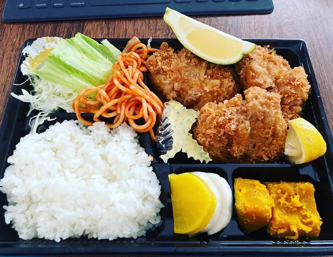 久保ミツロウのインスタグラム：「ヒレカツ弁当。近所の美味しいトンカツ屋さんで初めての持ち帰り。帰宅後追加レモンでドーピング最高。しかし胃が小さくなっているので全部食べ切れず腹パンパン…。 仕事部屋の配置をまた色々いじってベストな戦型を模索。名人戦の行方が気になってしょうがないが自分も仕事進めるぞ〜。」