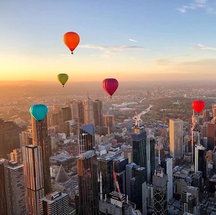 Australiaさんのインスタグラム写真 - (AustraliaInstagram)「Up, up and away! 🎈 When travel permits, floating over @visitmelbourne in a #hotairballoon is a wonderful way to soak up the city’s beauty. @mandy_melbourne.with.me captured this stunning shot during a #sunrise flight with @globalballooningaustralia, and trust us, the early start is well worth it for this unforgettable experience! After all, it's not every day you get a bird's-eye view of #Melbourne’s iconic skyscrapers and #YarraRiver before your morning coffee 😉 #seeaustralia #visitmelbourne」8月14日 20時00分 - australia