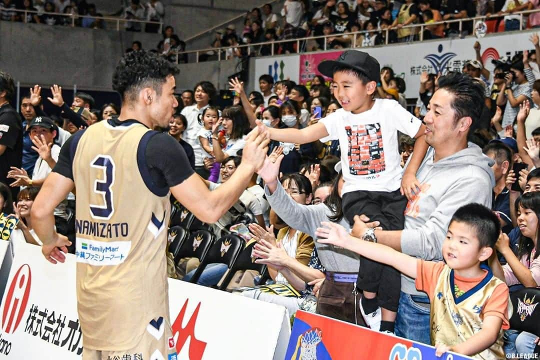 B.LEAGUEさんのインスタグラム写真 - (B.LEAGUEInstagram)「.﻿ 子どもも笑顔になる#Bリーグ観戦 😊📣﻿ ﻿ ※写真は2019-20シーズン﻿ #名古屋ダイヤモンドドルフィンズ #名古屋 #安藤周人 #琉球ゴールデンキングス #琉球 #並里成 ﻿#新潟アルビレックスBB #新潟 #レバンガ北海道 #北海道 #川崎ブレイブサンダース #川崎 #子ども #子どものいる暮らし #子どもの日常をもっと写真に #キッズフォト #kids #baby #マスコット #キャラクター #キャラ #BLEAGUE #Bリーグ #バスケットボール #basketball #BREAKTHEBORDER」8月14日 20時00分 - b.league_official