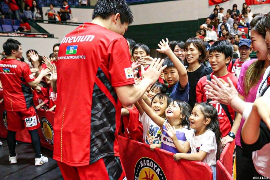 B.LEAGUEさんのインスタグラム写真 - (B.LEAGUEInstagram)「.﻿ 子どもも笑顔になる#Bリーグ観戦 😊📣﻿ ﻿ ※写真は2019-20シーズン﻿ #名古屋ダイヤモンドドルフィンズ #名古屋 #安藤周人 #琉球ゴールデンキングス #琉球 #並里成 ﻿#新潟アルビレックスBB #新潟 #レバンガ北海道 #北海道 #川崎ブレイブサンダース #川崎 #子ども #子どものいる暮らし #子どもの日常をもっと写真に #キッズフォト #kids #baby #マスコット #キャラクター #キャラ #BLEAGUE #Bリーグ #バスケットボール #basketball #BREAKTHEBORDER」8月14日 20時00分 - b.league_official