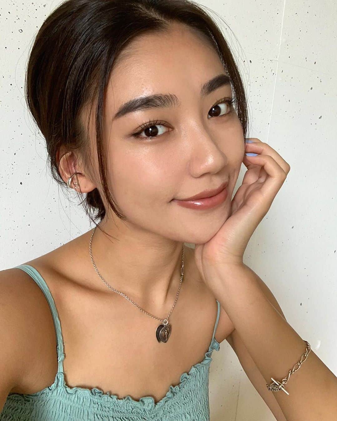 松本優のインスタグラム：「. . #yumake💄 おすすめアイテム紹介〜！！ シュウウエムラ @shuuemura  のアンリミテッドラスティングフライド、のリキッドファンデを使ってみたんやけど1日中つけてみて崩れなくなったし、色展開が黒いわたしでもあって24色展開で自分に合った色を見つけれたのがはなまる💛🤦🏽‍♀️ . . テクスチャーはカバー力あるのに軽くてなんかつけ心地もよくてかなりおすすめ🤓💄 . 8/19には艶タイプが新登場でそっちもきになるからゲットしよっと✌️ . . 店頭に行けない人はオンラインからシェードファインダーってゆう機能を使うとリコメンドしてくれてわたしもオンラインで頼んだよ🤟🏽 . . ちなみにわたしの色は654🌼 . #シュウウエムラ#わたしの理想肌#アンリミテッドファンデーション#PR」