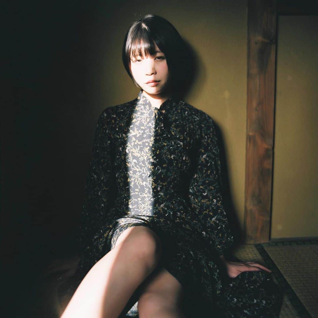 のインスタグラム：「Zenza Bronica. . . . . #zenzabronica   .  こーゆーのも撮ります☻ model: @mikity_me」