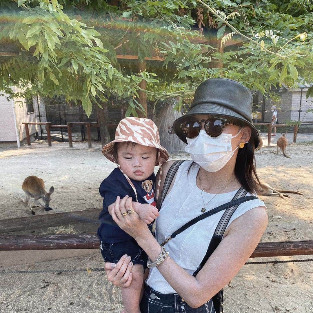 樽見麻緒さんのインスタグラム写真 - (樽見麻緒Instagram)「zoo🦓🐘🌿 動物園デビューさせた❤︎ 楽しかったけど、あっつかった〜！！マスク死ぬ… ׅ 象.ライオンとかメインの動物の時は全部爆睡🤣 もう少し大きくなって次行く時は、一緒にエサやりとかしたいなー♡ 赤ちゃん猿がかわいかった🐒❣️ ׅ #男の子ママ#男の子ベビー#動物園デビュー#赤ちゃんのいる生活#子育てぐらむ#ママリ#生後10ヶ月#親バカ部#動物園#動物園デビュー#令和元年ベビー #新米ママ #babyboy#baby#10months#zoo#babyfashion#mom」8月14日 20時02分 - t_mao27