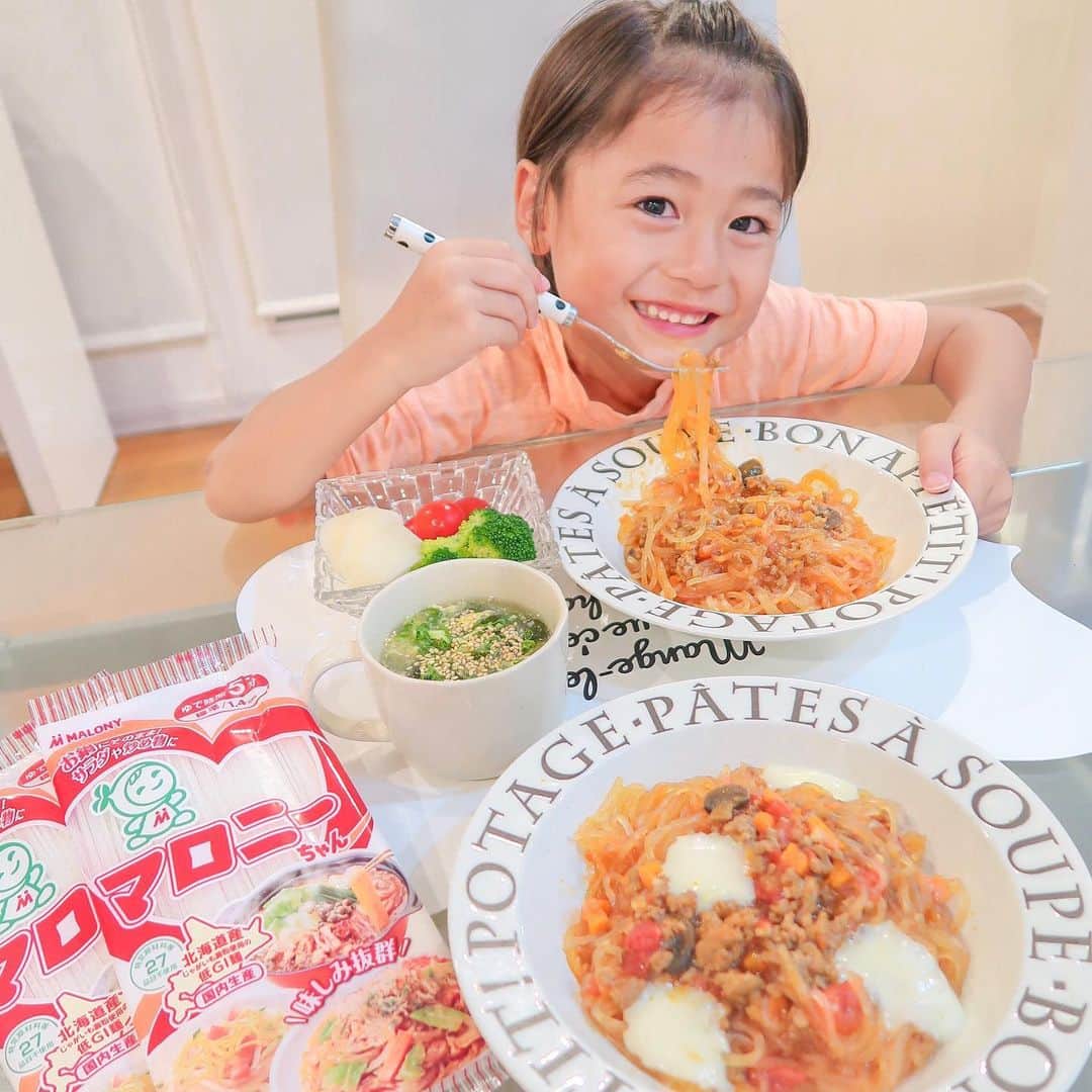 かなのインスタグラム：「．﻿﻿﻿ 小さい頃から口の周りいっぱいにソースを付けながら食べる姿が大好き🤣💕🍝﻿﻿﻿ 最近は気にしてすぐに拭いちゃうんだけどね🤧笑﻿﻿﻿ ．﻿﻿﻿ この日は余っていたミートソースにマロニーちゃんを投入して簡単ご飯🍅﻿﻿﻿ 〈しみこめ、スープ。マロニーちゃんす！〉﻿﻿﻿ ．﻿﻿﻿ パパがいない日はこんな風に一品で済ませてしまうことも多いよ🥺🙏🏻﻿﻿﻿ ソースがたっぷり染み込んでプリプリのマロニーちゃんが美味しいって子供たちにも大好評🤗✨﻿﻿﻿ 冬のお鍋だけじゃなく、真夏も大活躍なの🌈﻿ 3年間保存可能でどんなお料理にも使えるからオールシーズン常備してるよ💕﻿﻿﻿ ．﻿﻿﻿ ．﻿﻿﻿ #マロニーチャンス #マロニー#簡単レシピ#時短レシピ#マロニーちゃん@malonyofficial#マロニー_PR」