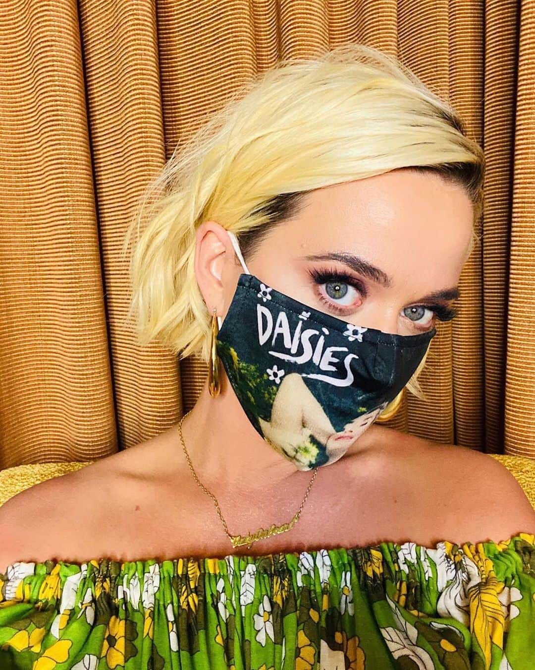 Vogue Australiaさんのインスタグラム写真 - (Vogue AustraliaInstagram)「Slipping on a face mask has become a no-brainer, but the simple act has eventuated in a number of mildly inconvenient, but totally fixable, side effects, such as mask-ne and smudged make-up. To ensure your beauty look isn't swiped off by your mask, visit the link in our bio to find out how to mask-proof your make-up. 📷 #regram @katyperry」8月14日 20時03分 - vogueaustralia