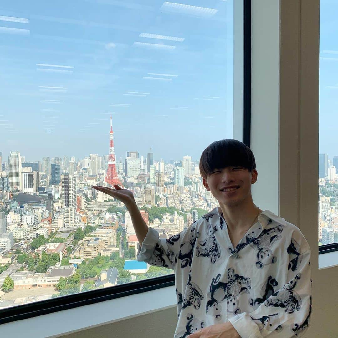 川端誠生のインスタグラム：「東京タワーが手の上に乗ったw 東京タワーって普段いかないよね😙 #東京タワー #六本木 #東京 #夜景 #オシャレ #ファッション #笑顔 #港区 #高層ビル #天気 #快晴 #晴れ #夏 #jk」
