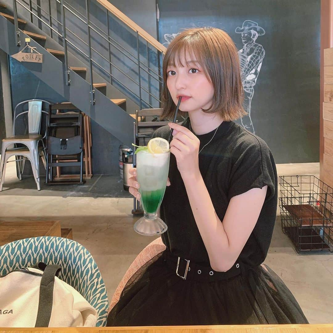 石井陽菜さんのインスタグラム写真 - (石井陽菜Instagram)「﻿ ﻿ ﻿ 大好きなクリームソーダ🥤﻿ ﻿ ﻿ ﻿ ﻿ 私は最初にアイスを食べてから、﻿ メロンソーダを飲みます🍈﻿ ﻿ ﻿ ﻿ 一緒に行った3歳からの幼なじみは 最初から混ぜて飲むみたいです🍦﻿ ﻿ ﻿ ﻿ ﻿ みんなはどうやって食べる？﻿ ﻿ ﻿ #メロンソーダ#クリームソーダ#吉祥寺カフェ#幼なじみは一緒にバリ行った友達です」8月14日 20時07分 - ishii__haruna