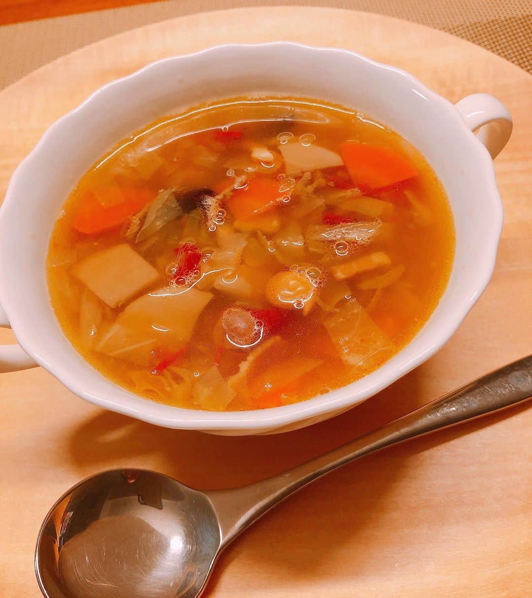 山口もえのインスタグラム：「暑い夏は冷たいものをとりすぎて 胃腸が疲れやすいの😂 我が家では野菜たっぷりのスープで からだを温めています🍲 野菜は・・・ キャベツ エリンギ ニンジン タマネギ セロリ ヒヨコ豆 青エンドウ 赤インゲン豆 ドライトマト それに・・・ ベーコンと合挽肉 味付けは コンソメ、ブイヨン、胡椒にローリエだよ💕 ドライトマト🍅が良いお仕事してくれます👍 是非お試しください😊 #おうちごはん#野菜#たっぷり #スープ #野菜嫌いな子供でも食べる  よ✨」