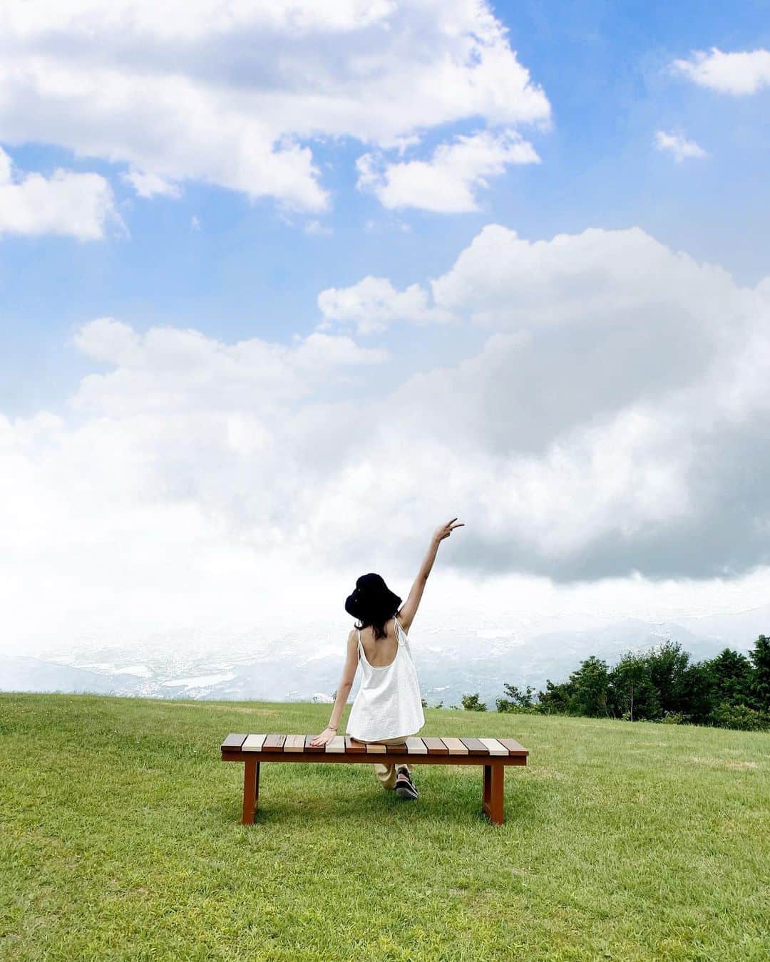 Yuika Matsuさんのインスタグラム写真 - (Yuika MatsuInstagram)「. 今年の家族旅行は 愛媛→香川→淡路島 に行ってきました！ . . またまたお父さん運転お疲れ様です🚗 ありがとう☺️ . . しばらく旅行の投稿が続くと思いますが ごめんなさい🙇‍♀️ . . . #雲辺寺ロープウェイ で 山頂にある#天空のブランコ に行きました❤️ . . 天気は残念なことに雲が凄かったんだけど なんとかそれっぽく撮れて良かった笑 . . 妹とトップスの色合わせて行ったの✌︎ . . この写真を撮った直後に雨雲が発生して すごい霧に包まれてちょっと怖かった😗w . . 4枚目の動画でロープウェイの タイムプラス撮ったからみてみてー✨ すっごい長いのw . . . . . . #雲辺寺#雲辺寺山頂公園 #天空のブランコ #スノーパーク雲辺寺 #香川旅行 #香川県 #家族旅行」8月14日 20時07分 - yuika00802