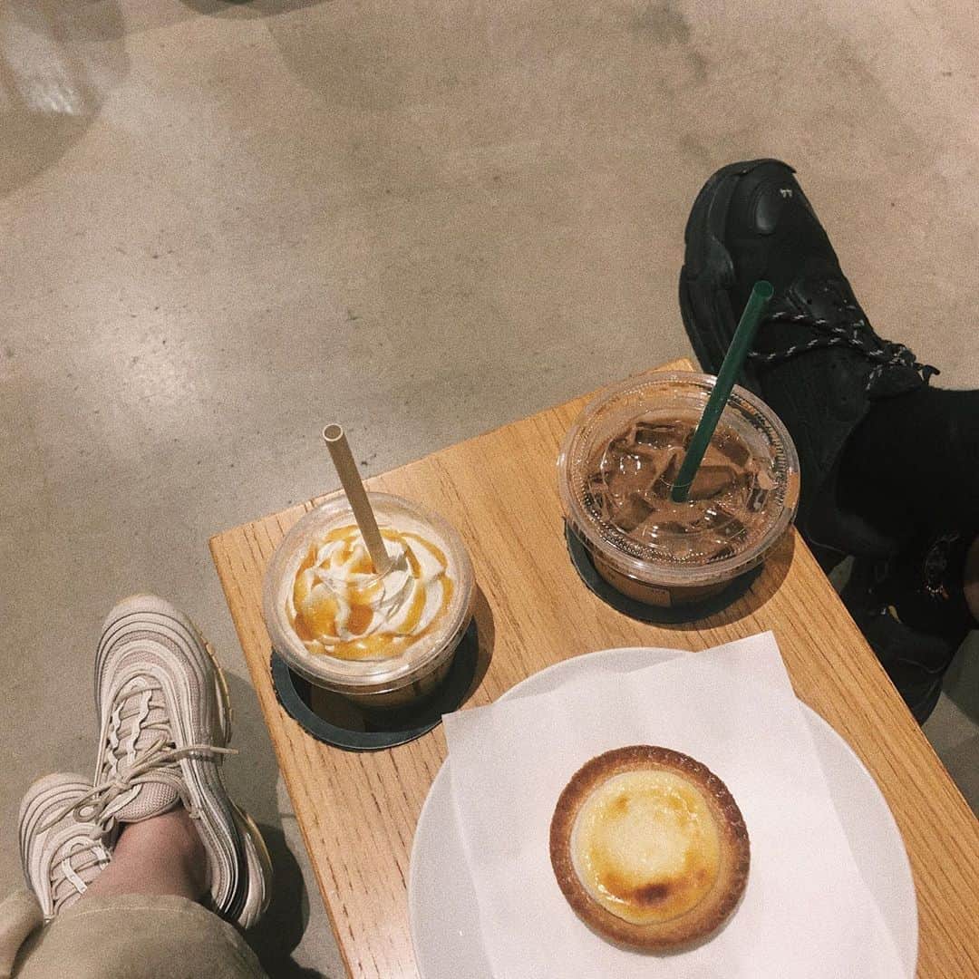 松尾 瞳のインスタグラム：「里帰りをお見送りしてくれた、 新幹線の時間までのラストカフェタイム☕️ . 朝早くからの講習と午後からの営業の間に、、 忙しいのにありがとね👦🏻❤︎ . #夫婦 #マタニティライフ #里帰り」