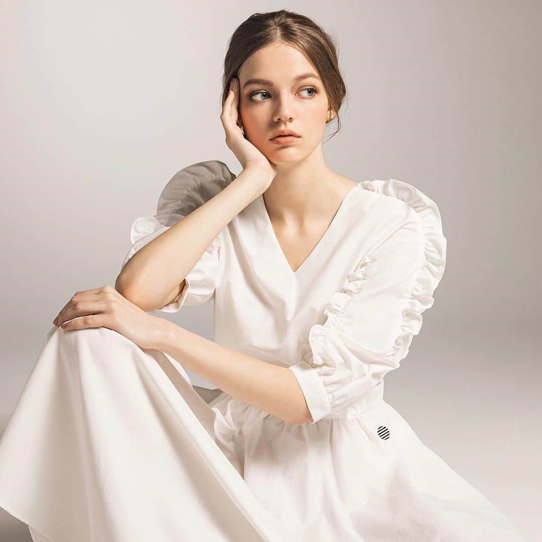 BORDERS at BALCONYのインスタグラム：「Autumn & Winter Collection⁠⠀ 第一弾の発売はSABRINAシリーズ。⁠⠀  ⁠⠀ コットンナイロンが織りなす、自然体だけれどハリのある、⁠⠀ 洗練されたフェミニンシルエットを楽しんでいただきたい。⁠⠀ ⁠⠀ 肩から袖まであしらったフリルが印象的なドレス、⁠⠀ ハンカチーフ襟と、裾に向けて広がるシルエットが可憐なブラウス、⁠⠀ 控えめだけれど存在感のあるミニフリルのTEEシャツ。⁠⠀ ⁠⠀ ハリ感のある素材だからこそ、甘くなりすぎずお召しいただけます。⁠⠀ 晩夏からお召しいただきやすいさらりとした素材感はいますぐにGETしたいシリーズです。⁠⠀ ⁠  SABRINA DRESS / 59,000yen+tax white / pink / black  SABRINA TOP / 39,000yen+tax white / pink / black  SABRINA TEE / 23,000yen+tax white / black / white x black ⁠⠀  ⁠⠀ #bordersatbalcony #ボーダーズアットバルコニー #ボーダーズ #BORDERS #柴田陽子 #yokoshibata⁠⠀ #新商品発売 #productlaunch #comingsoon#newproductalert #新商品」