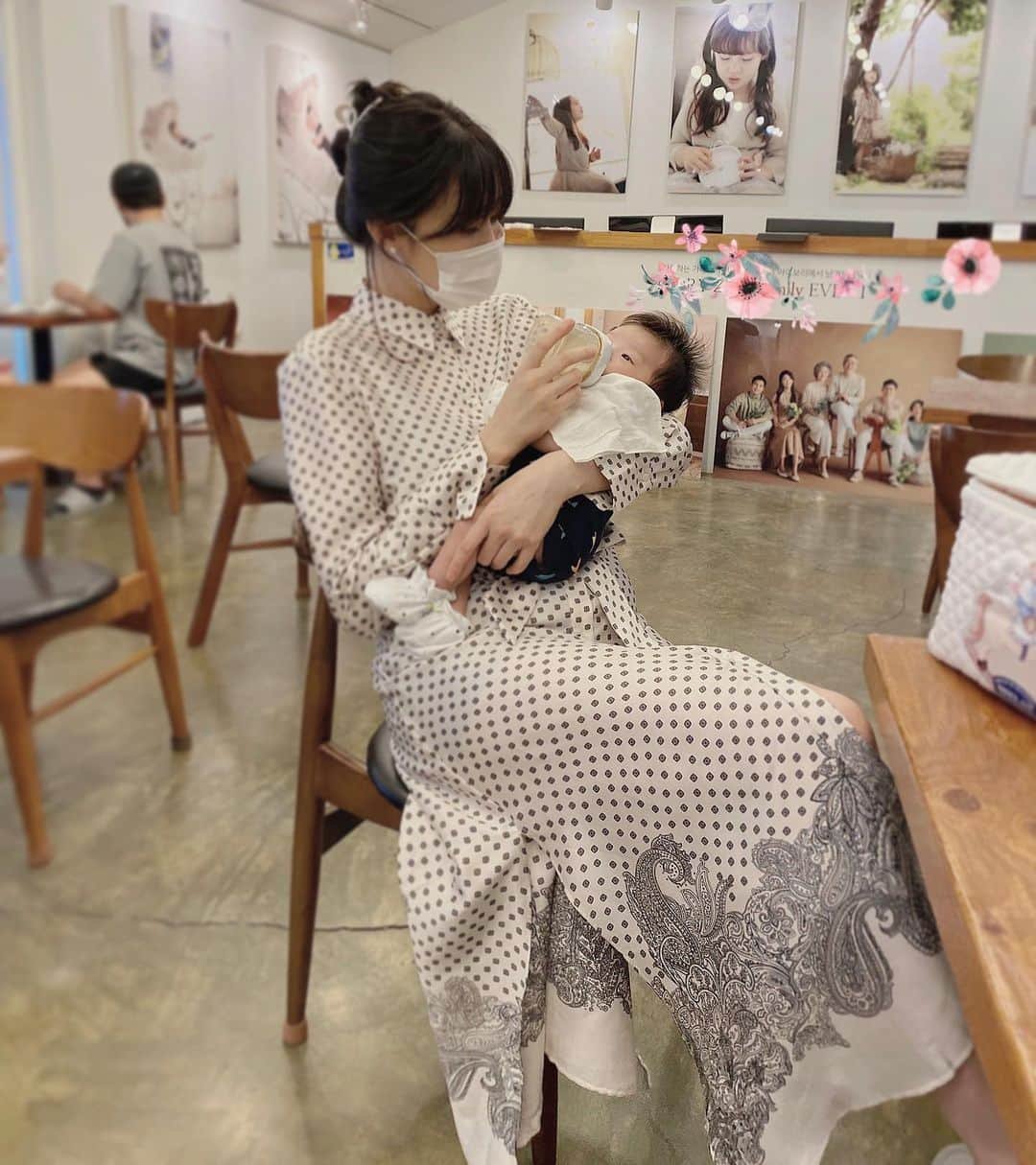 ヒョンア さんのインスタグラム写真 - (ヒョンア Instagram)「🍼 . Mommy Moon with 50days Boy 👶🏻 오늘 김단우 50일 기념, 가족촬영🤣 단우 오늘 너무 잘했어, 엄빠 조금 기절직전인데.. 다누컨디션만 좋으면 다 괜찮아. 김반디가 언제 이렇게 컸지, 😭 우는 아기 달래며 쇼파에서 잠드는 일이 허다하지만 이 시간이 너무 소중하다 아가야✨ 엄빠가 아기 잘 지켜줄게요. 😘 . #50days #50일촬영」8月14日 20時12分 - moongom119