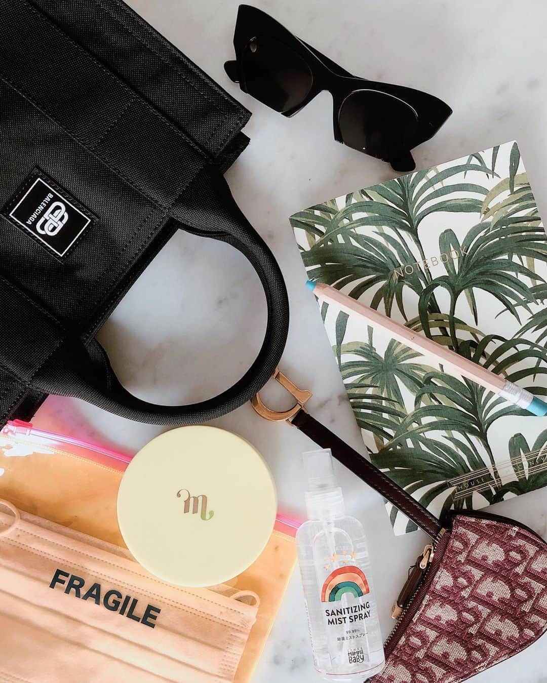 山脇道子のインスタグラム：「What’s in my bag 2020夏🌈 お仕事の日✍️🤓☀️ 昨年までとはすっかり変わってしまったバッグの中身👀 #whatsinmybag   欠かせなくなった除菌スプレーは @mammababy_jp 🧚‍♀️ 替えのマスク入れ @privspoonsclub 😷 最近日差しが強すぎて日焼け止めも塗り直さないとまずい気がする🙄 @megood__beauty がお気に入り🐣 電子マネーばかりでお財布も小さく @dior 👛 メモはまだアナログ📝🤥」