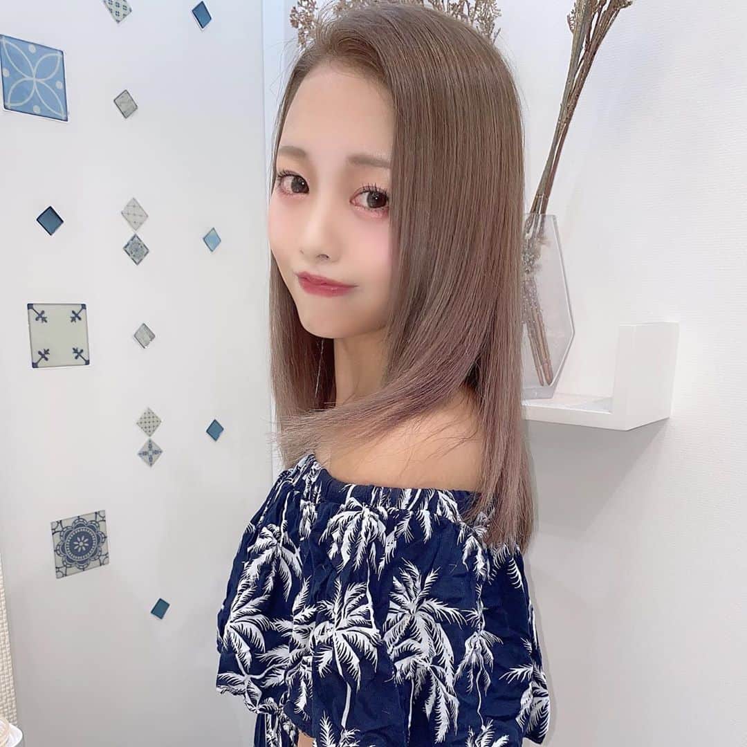 のインスタグラム：「カラーしてきた！  長年通ってると色の好みも髪質もわかってくれるよね😊 ありがとう😌 @lapis.kouki . . .  沖縄での日焼けやばい😅笑 この前やっと全部皮むけて今頑張ってビタミンサプリ摂取してる笑  . .  #lapis #池袋 #グレージュ #グレージュカラー #ミルクティーカラー #ミルクティーベージュ #ギャル ？」