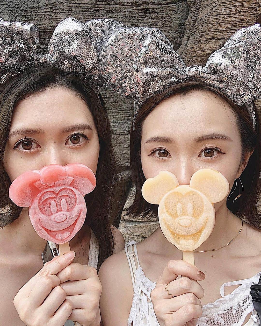 のインスタグラム：「𝐷𝑖𝑠𝑛𝑒𝑦  . .  灼熱の一日  . . 救世主 #ミッキーアイスバー   みんなミニーで仲間外れ,  _______________________________  #tokyodisneysea  #ミッキーアイス #夏ディズニー  #🐭🌎」