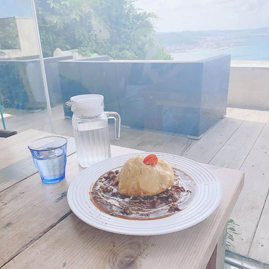 宮里莉羅さんのインスタグラム写真 - (宮里莉羅Instagram)「オムライス食べながら、海がみえるオーシャンビューのカフェへ。。🍩☕ 最高かよ‪( ᷇࿀ ᷆ )‬ 沖縄県南城市のOOLOO(オール)というカフェです！！ パンケーキも美味しかった。 南城市は自然いっぱいでいいところだった〜。  #沖縄カフェ#南城市#南城市カフェ#オムライス#オーシャンビュー#オーシャンビューカフェ#ooloo#アイドル#idol#宮里莉羅」8月14日 20時24分 - ranrin0403