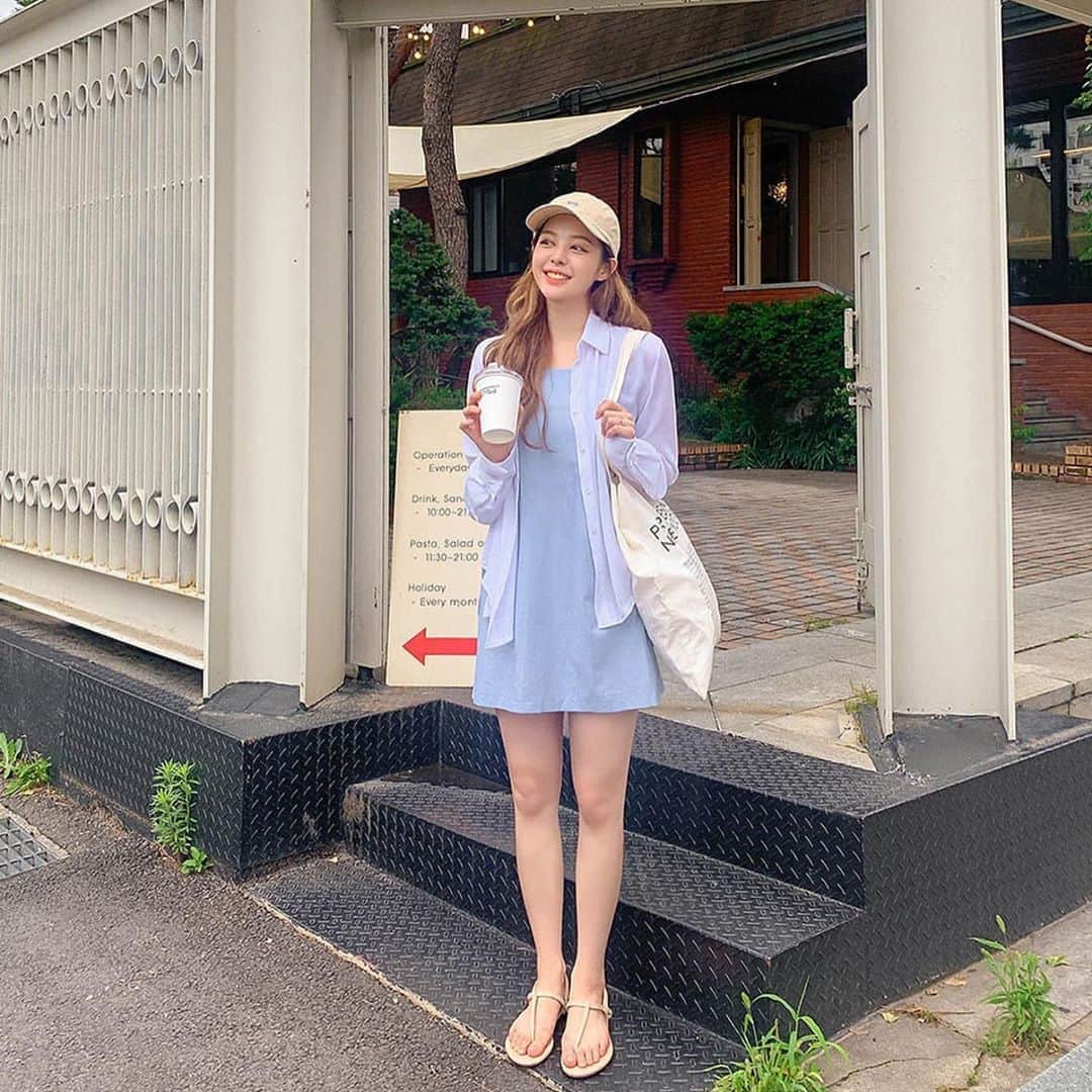 Chuuのインスタグラム：「여리여리해보이게 해주는 오버핏 셔츠✨ 비오는 날 필수!」