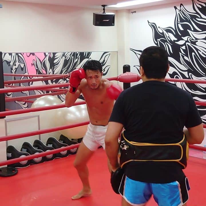 梅野源治のインスタグラム：「KO😂😭😂😭 先生にやられた🤜💯 #muaythai #kickboxing  ここから上げていくぞ！！！」
