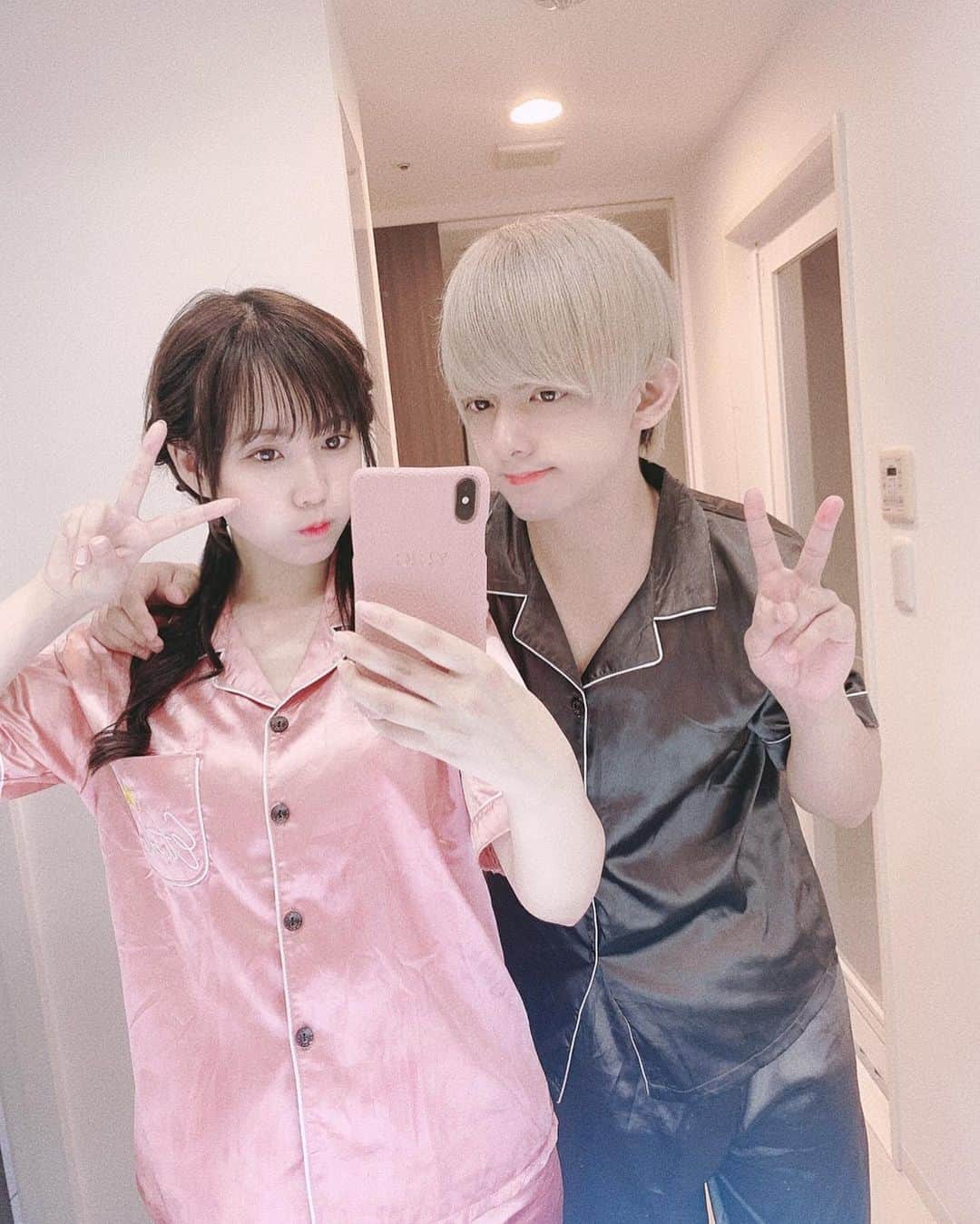 のインスタグラム：「. お揃いのパジャマでパシャっと📸 . お揃いのパジャマが増えたよ〜！！✨ . #これでナイトルーティン撮ったから見てね #ゆりいち #ゆりいちちゃんねる  #カップル #カップルフォト #カップルコーデ  #パジャマ #パジャマコーデ」