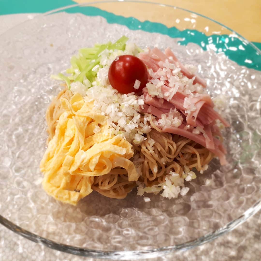 毎日放送「ちちんぷいぷい」のインスタグラム：「✱ 金曜キッチン プロにわがまま  ムチャムーチョ🌵🍴 ・ ‪8月14日☀️ 本日のムチャブリは、 “全く新しい冷やし中華をはじめたい！” ・ 王先生が 『さっぱり旨辛冷やし中華』 でムチャブリを解決💡 ✱ ー材料(１人分)ー ・ 生麺・・・１００ｇ きゅうり・・・３０ｇ ハム・・・３０ｇ 錦糸たまご・・・２０ｇ ミニトマト・・・１個 白ネギ・・・１５ｇ 豆板醤・・・８ｇ しょうが・・・５ｇ 冷やし中華のタレ（醤油ベース）・・・１２０ｇ しょうゆ・・・２０ｇ 練りゴマ・・・３０ｇ さとう・・・５ｇ 粉山椒・・・１ｇ ごま油・・・５ｇ 塩・・・適量 サラダ油・・・適量 ✱ ー下準備ー Ａ.きゅうり、ハム、錦糸たまごは細切り、しょうが、白ネギはみじん切りにする。  ー作り方ー ①沸いた湯に塩を入れ生麺を１分半茹でる。  ②湯切りし水に入れ、麺のぬめりをしっかりとる。  ③氷水で冷やし、しっかり水分を切る。  ④フライパンにサラダ油をひき、しょうが、豆板醤を炒める。  ⑤香りが出たら、冷やし中華のタレ、練りゴマ、しょうゆ、粉山椒、さとう、ごま油を加え沸騰させる。  ⑥沸騰したらボウルに移し、冷蔵庫で冷やす。  ⑦冷やしたタレ（５０ｇ）と麺を混ぜ合わせ、きゅうり、ハム、錦糸たまご、白ネギ、ミニトマトをのせる。 ✱ https://www.mbs.jp/puipui/pm_kitchen/2020/08/14.shtml」