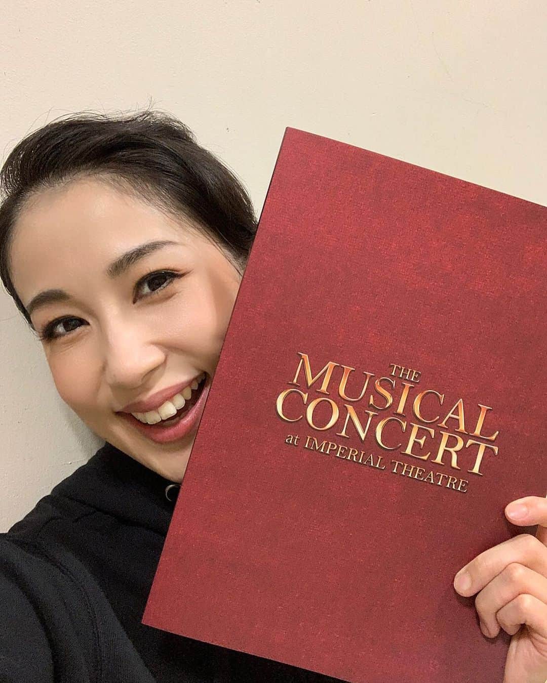 大月さゆのインスタグラム：「初日開けました‼️😭‼️﻿ ﻿ 本当に有難うございました😭✨✨﻿ ﻿ ﻿ 終演後楽屋帰ってきてすぐ撮った「プログラムと私」﻿ ﻿ ﻿ #帝国劇場コンサート﻿ #じっくり味わう余裕はまだないけど﻿ #最高の時間だったことは確かです #拍手が嬉しすぎて」