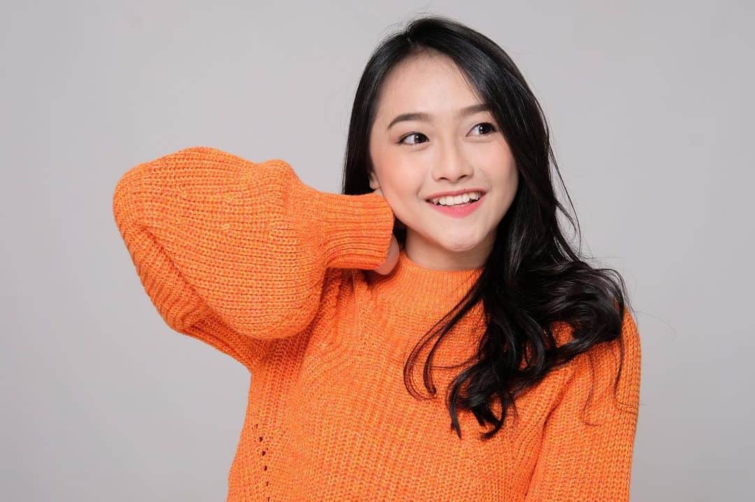 ロナ・アングラエニのインスタグラム：「Gaya salah bantal🙂 *kok kasian yaaa bantal disalahin mulu kayak cowok🤣🤪」