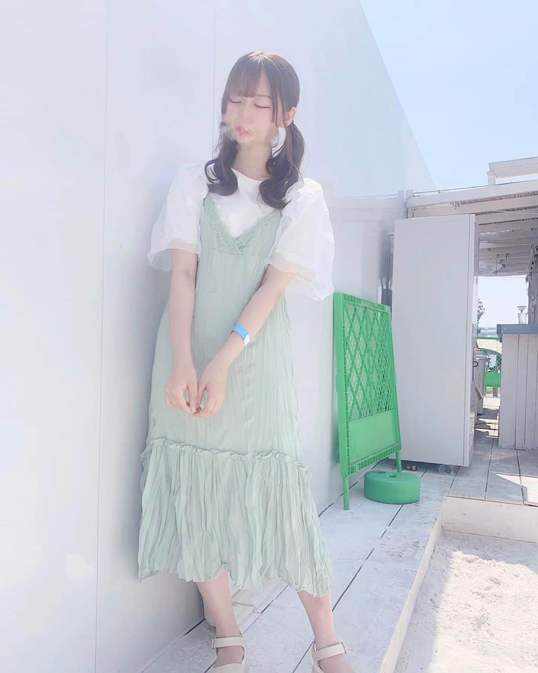 町田穂花のインスタグラム：「. . @iskw_ntm さんがプロデュースされたワンピース👗♡ . すとんとしたワンピースは初めてだったんだけど、楽にかわいく着れてとてもお気に入り(^-^)‪‪❤︎‬ . #私服 #キャミワンピ #ワンピースコーデ #ツインテール」