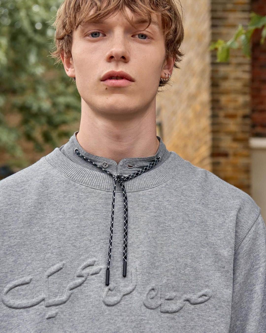 カシミ オムのインスタグラム：「TONAL LAYERING The flannel djellaba shirt with grandad collar combined with the cotton fleece sweater from our FW20 collection. Available now on our website / Link in bio  #qasimiaw20 #qasimi #mensfashion #everysunhastoset #rebirthrenewalimmortality」