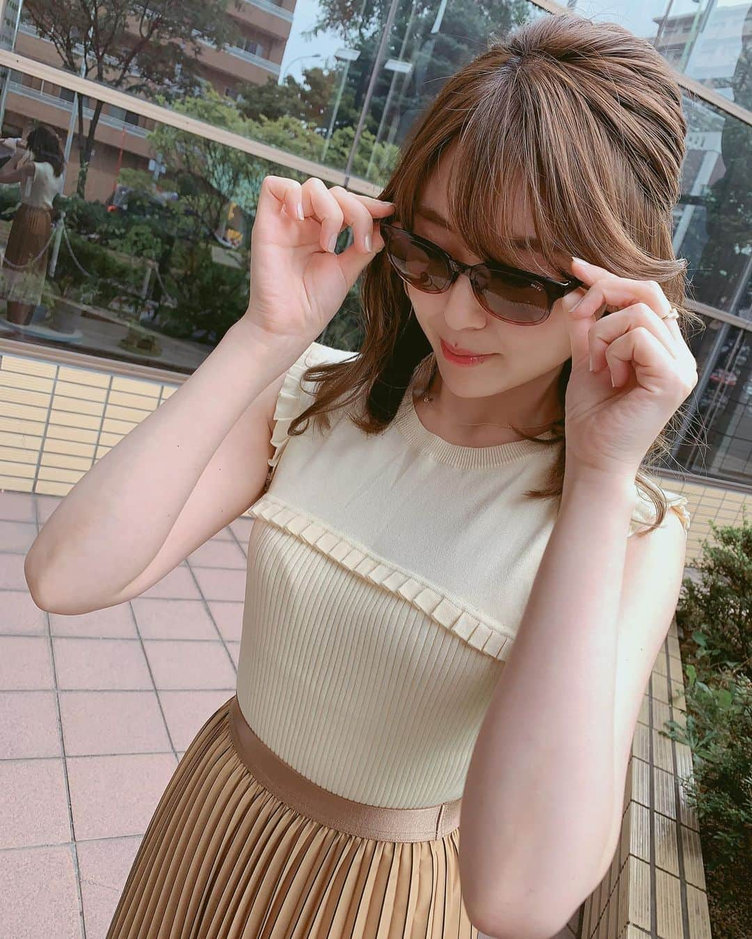 磯田彩実さんのインスタグラム写真 - (磯田彩実Instagram)「. . この夏用の#サングラス 🙌🏻☀️. グラデーションで下の方が赤くなっていてかわいいのです🤓💓. . #タレックス という偏光レンズのメーカーのもの🤔. ピカピカに光ったガラスの向こうもスッキリ見えた😗☀️. . 次の晴れの日に早速かけよーっと👓✨. . . #メガネ#メガネ好き#サングラス. #タレックス#talex #タレックス偏光レンズ . #アングラー の方に好まれているみたい🐟. 川の中もよく見えるのかな👓. @shiopt_kiyota #メガネのシオジリ. #tvh#アナウンサー#磯田彩実.」8月14日 20時48分 - ayami_isoda.tvh7